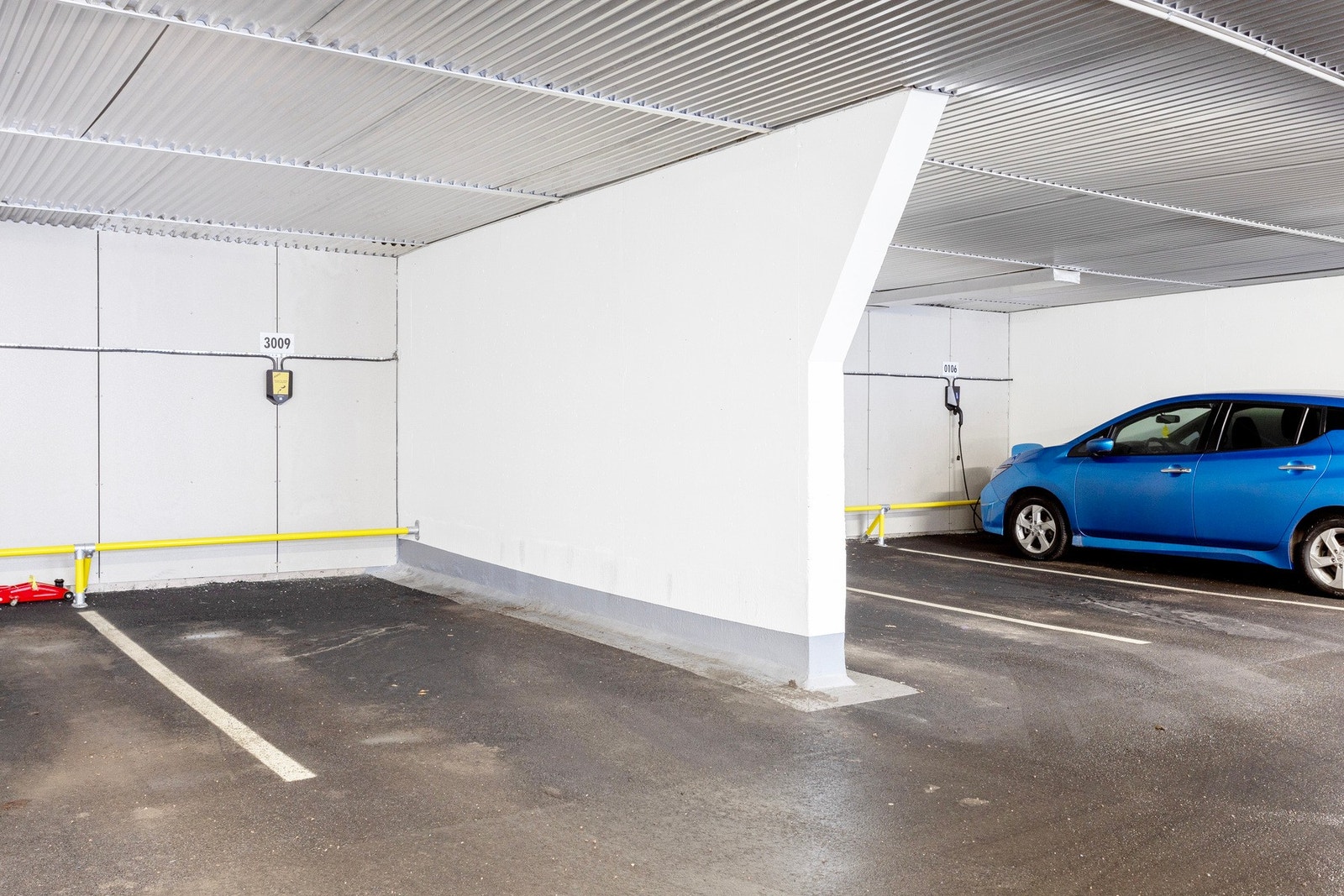 Boligen disponerer en garasjeplass i felles garasjeanlegg. Galleribilde