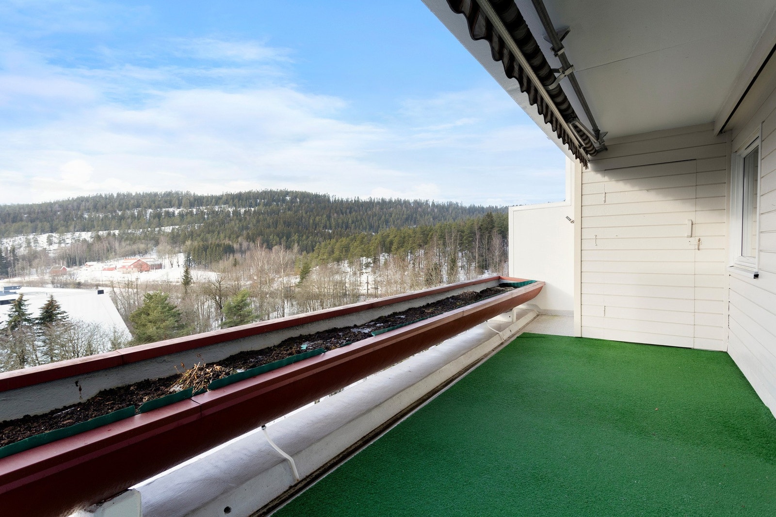 Boligen disponerer to balkonger, en på hver side av boligen. Galleribilde