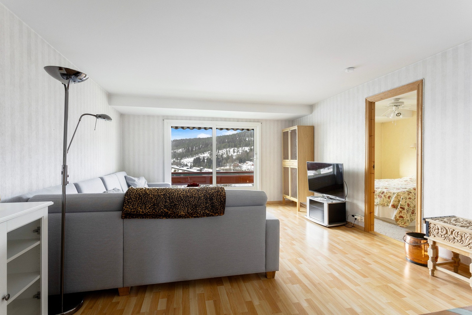 Fra stuen inn til et av soveommene. Galleribilde