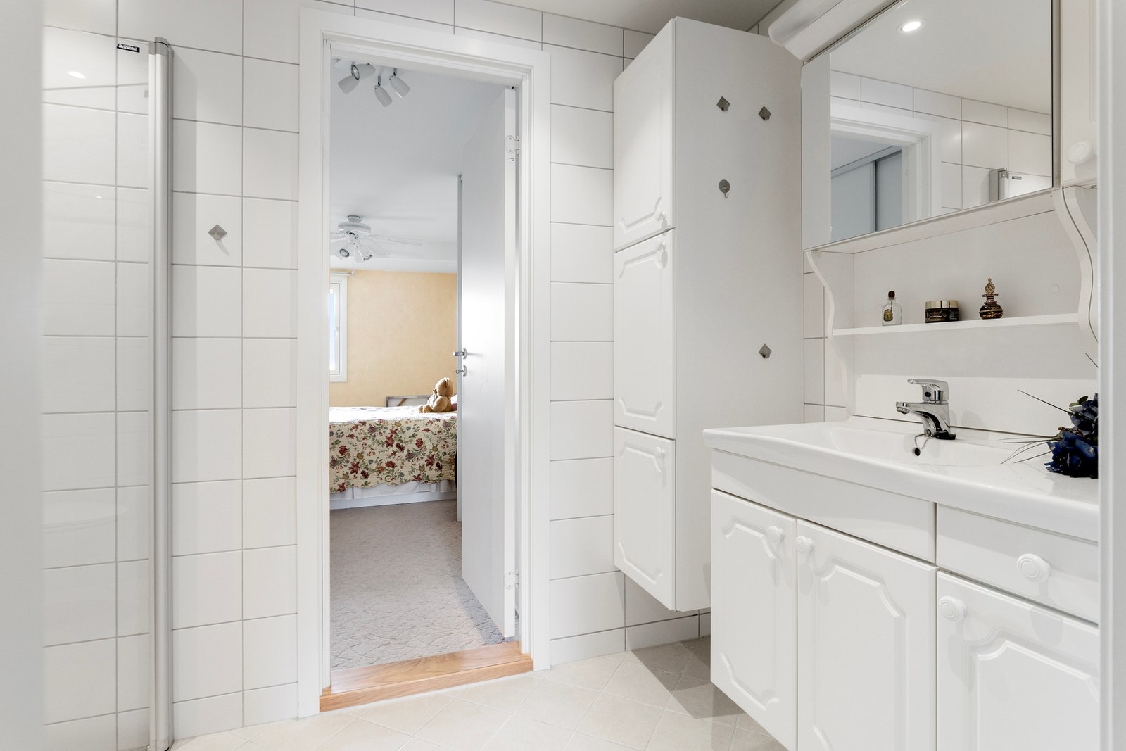 Vegghengt servantskap med dører og skuff. Galleribilde