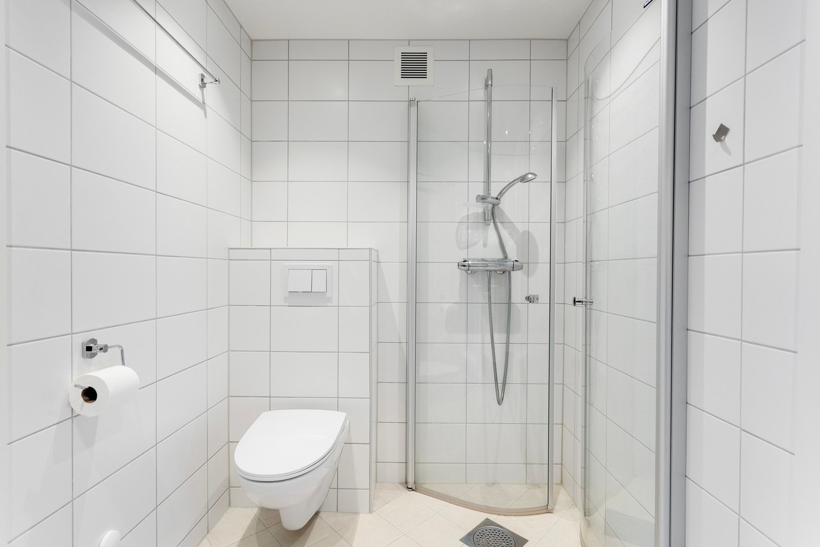 Flislagt gulv med varme og flislagte vegger. Galleribilde