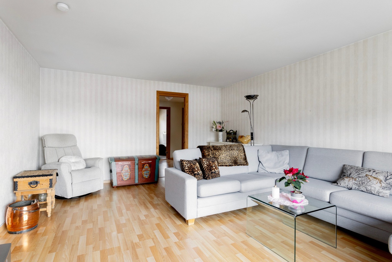 Stuen er av svært god størrelse og har plass til sofaseksjon og diverse møblement. Galleribilde