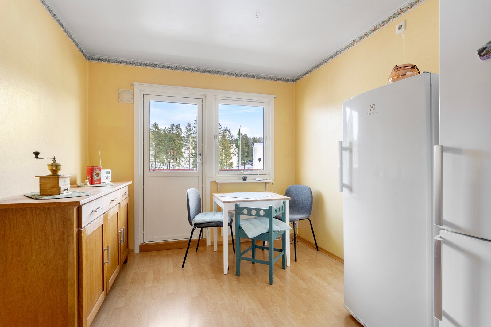 Kjøkkenets romslige størrelse gir god plass til et romslig spisebord. Her kan venner og familie samles til alle døgnets måltider Galleribilde