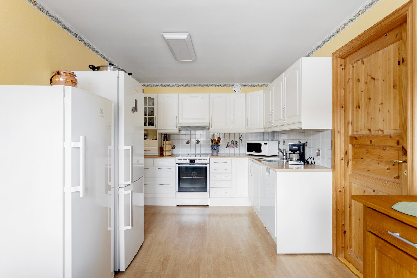 Det er godt med skap og benkeplass på kjøkkenet. Galleribilde