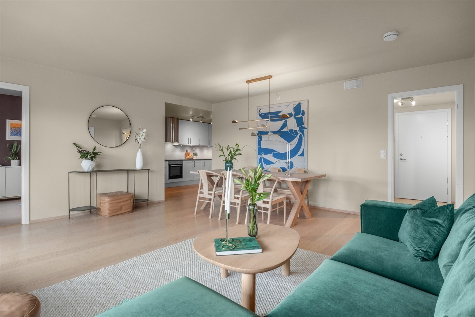 Stuen er romslig og god. Her er det plass til flere gjester både til bords og i sofa.
Til venstre i bildet ligger forøvrig soverom 3. Galleribilde