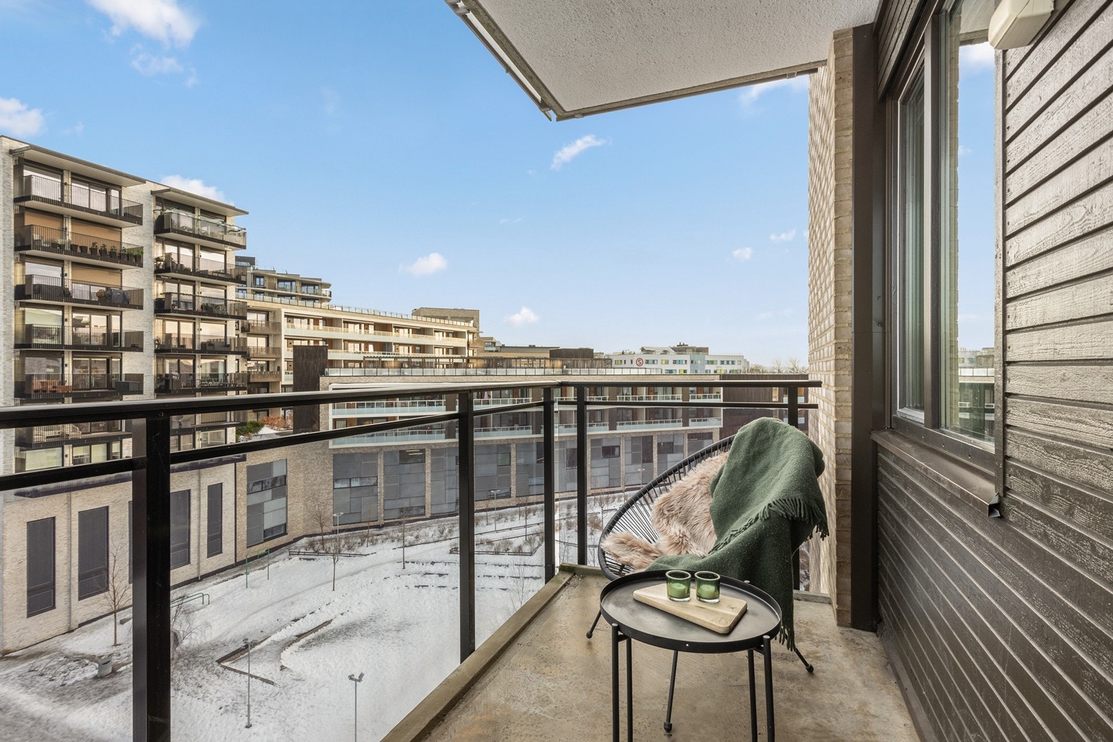 Balkongen fra hovedsoverommet ligger østvendt til. Perfekt for morgenkaffe med morgensol. Galleribilde