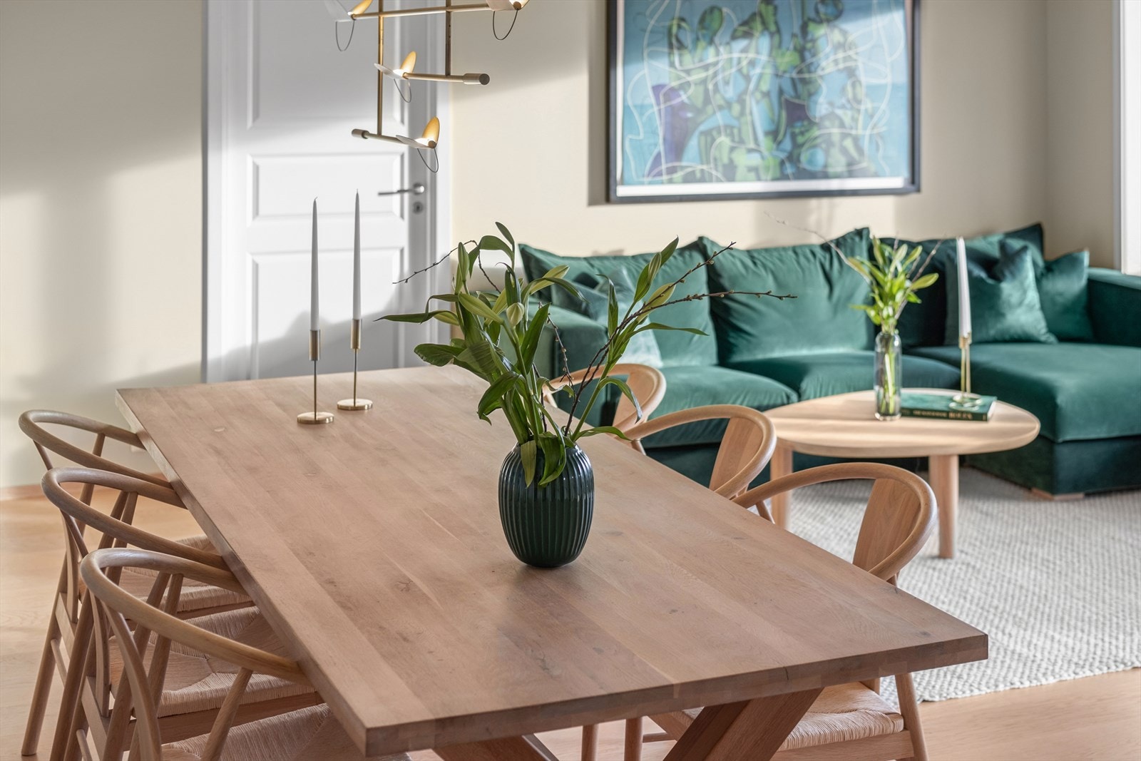 Her er det godt gjort å ikke trives da det slippes mye sol og lys inn i leiligheten. Galleribilde