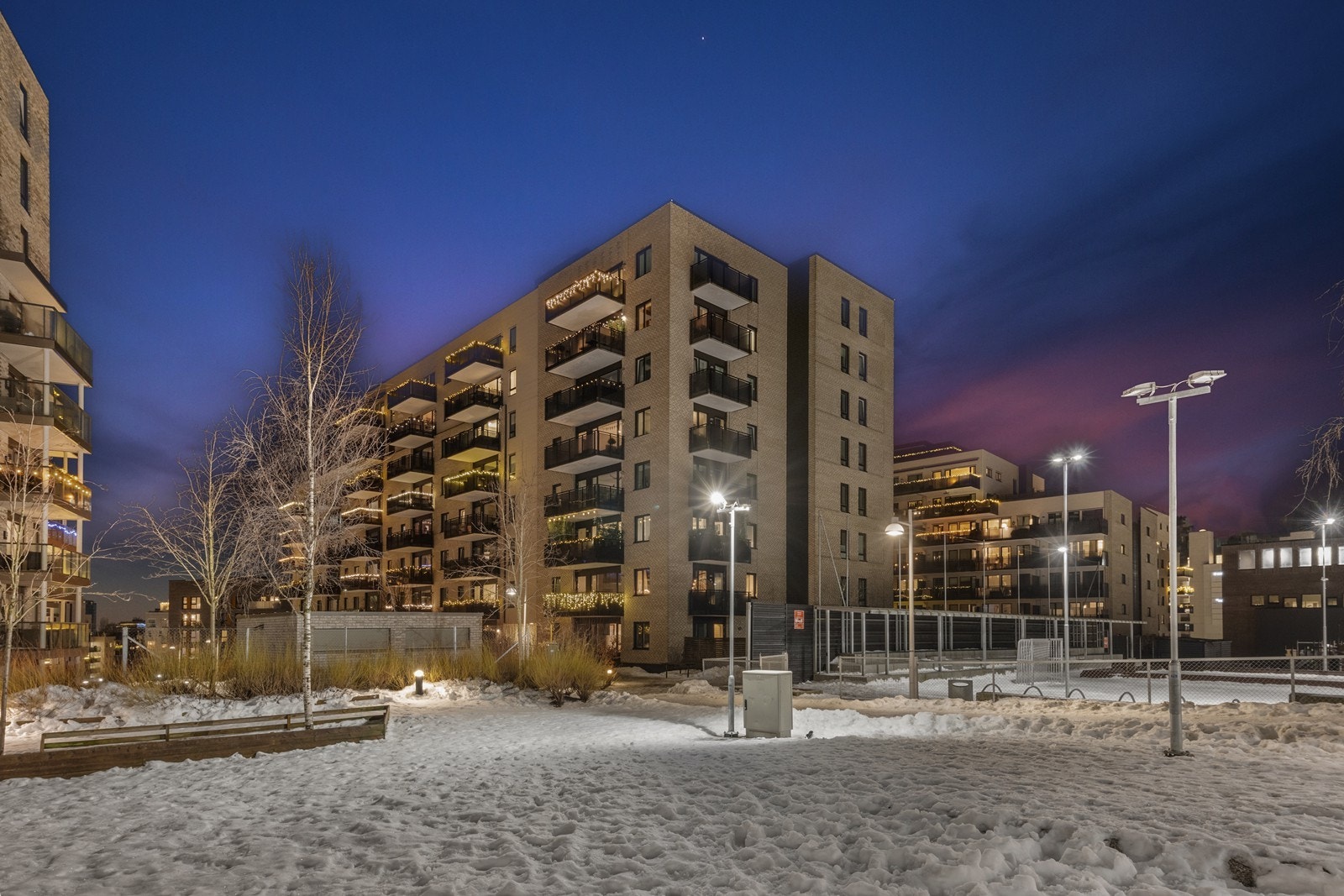 Lillohøyden 6 sameie består av 89 boligseksjoner.
Beliggenheten på akkurat denne leiligheten? Jo, den tør vi å påstå at er ganske så god med tanke på både litt utsyn og gode solforhold. Galleribilde