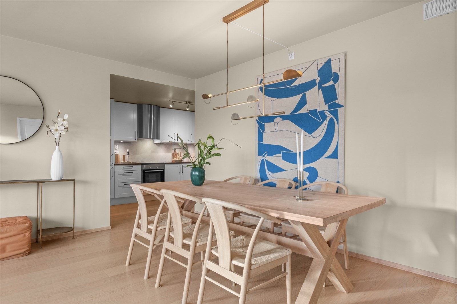 Her får du et lyst og tidløst kjøkken fra HTH med en perfekt, åpen løsning mot stuen. Galleribilde