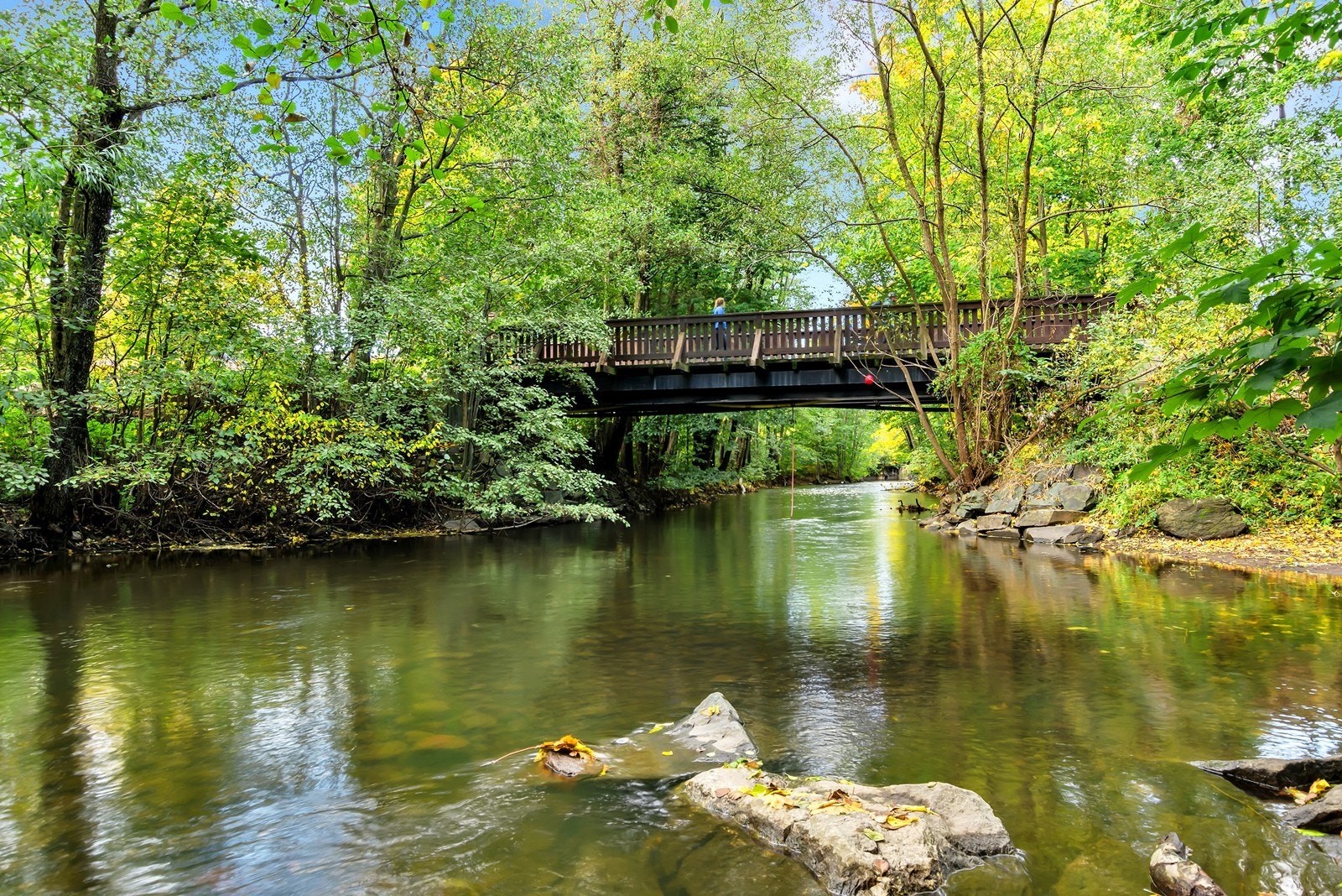 Følger du Akerselva som strekker seg mer enn 8 km fra Maridalsvannet i Maridalen og videre ned gjennom Nydalen forbi Lillo og til slutt ut ved Paulsenkaia i Bjørvika, kan du kombinere markatur eller bytur langs en elv med historisk "brus". Galleribilde