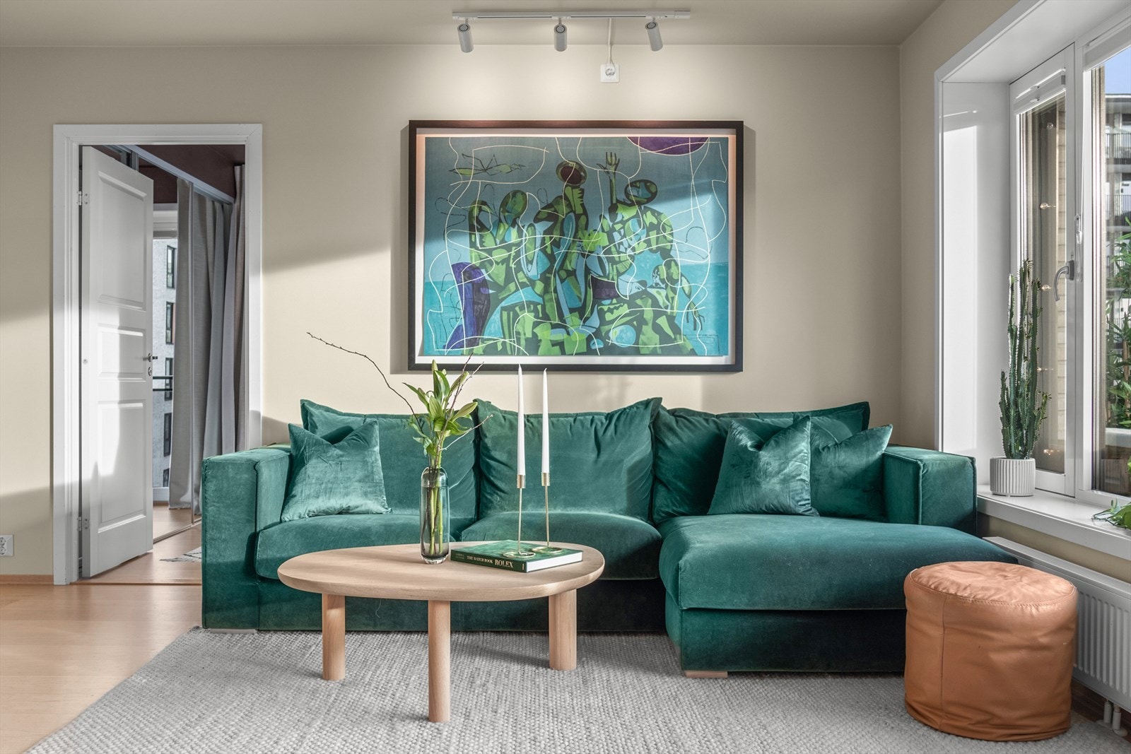 Alle flater i boligen er malt mellom 2021 og 2024. Stue, kjøkken og hovedsoverom ble malt av profesjonell maler, mens de øvrige rommene ble malt av selger selv. (Om du skulle lure på dette? Å jo da, selgeren er nøye og dette ble riktig så fint). Galleribilde