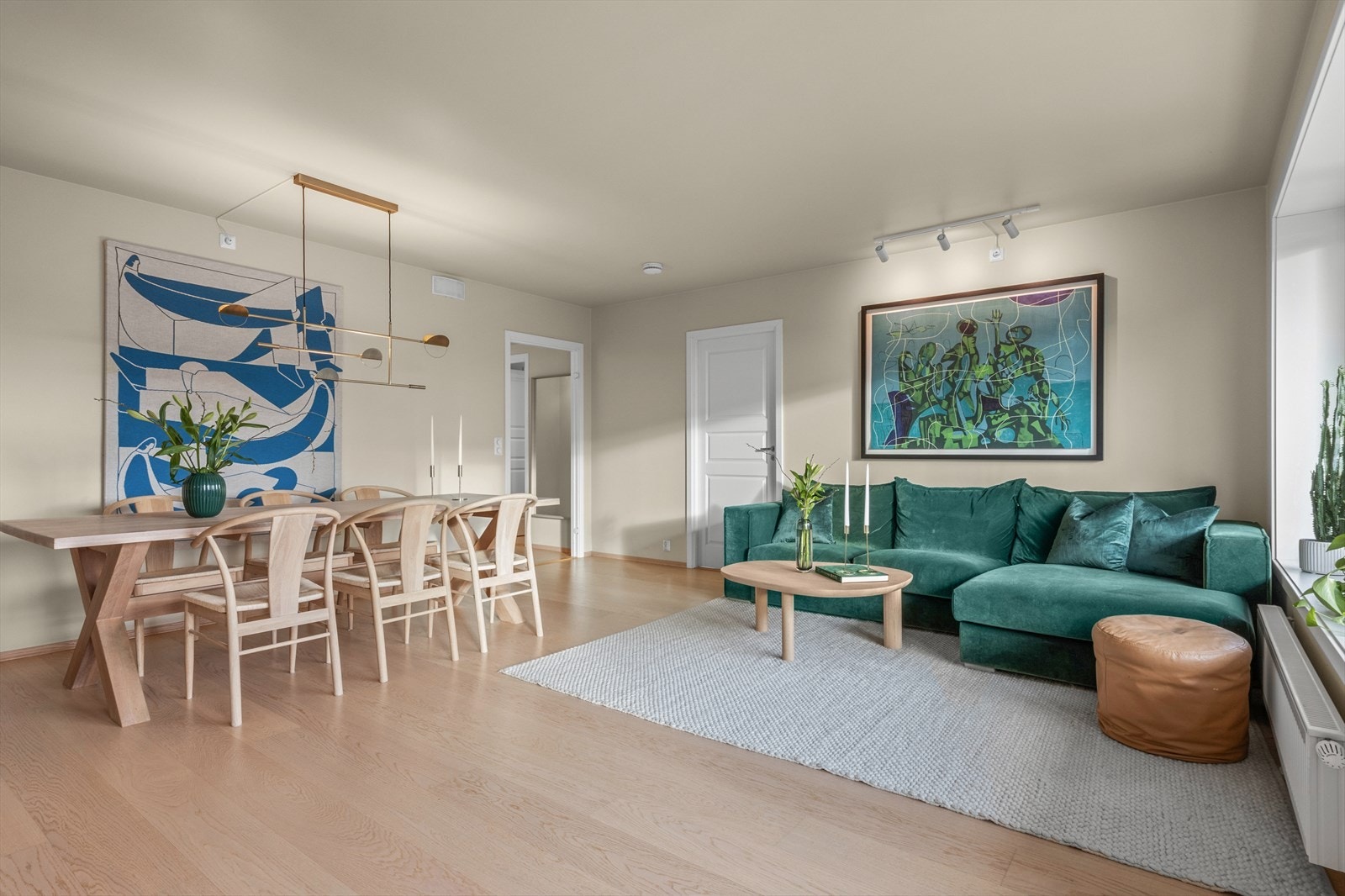 Gulvene er belagt med lys 1-stavs parkett, og overflatene er malt i harmoniske, delikate fargetoner som skaper en luftig og innbydende atmosfære. Tidsriktig, akkurat slik det nå skal være. Galleribilde