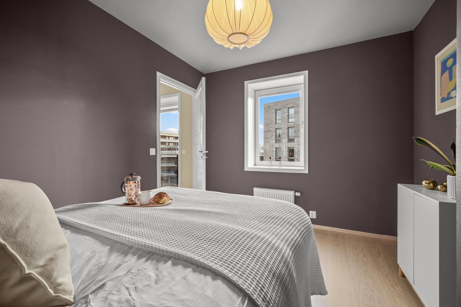 La oss ta en titt på soverom 3! Dette rommet er også veldig fint og ligger tilbaketrukket fra de to andre soverommene. Alle soverommene ligger for øvrig stille og rolig til, noe også hele leiligheten gjør med tanke på trafikkstøy. Galleribilde