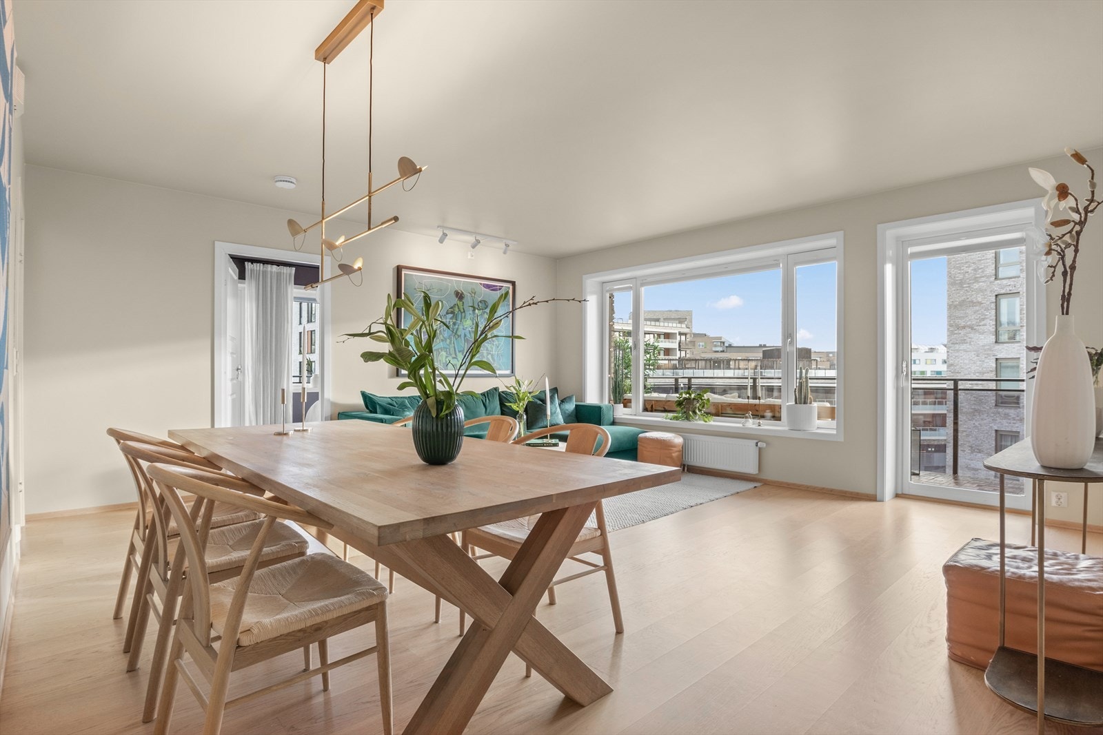 Denne supre endeleiligheten er svært lys og flott med mange, gode vindusflater. Den største balkongen har utgang fra stue. Galleribilde