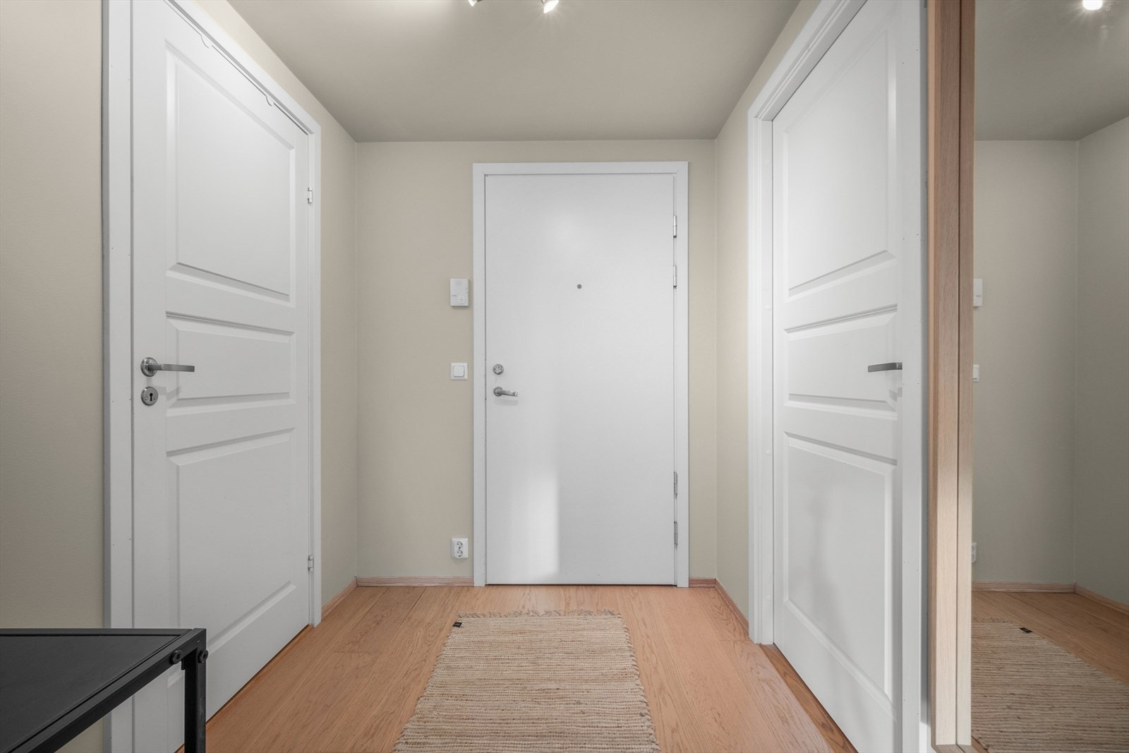 Leiligheten har en lys og innbydende entré som gir et godt førsteinntrykk. Galleribilde