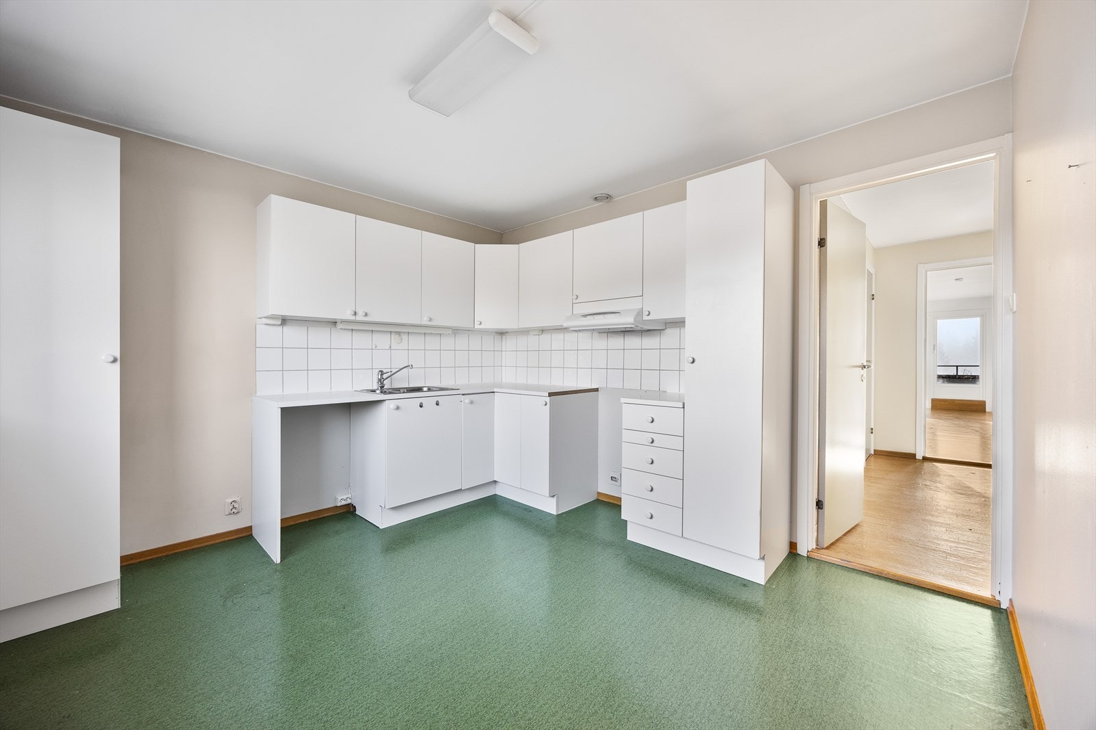 Eldre kjøkkeninnredning med godt potensiale for oppussing. Galleribilde