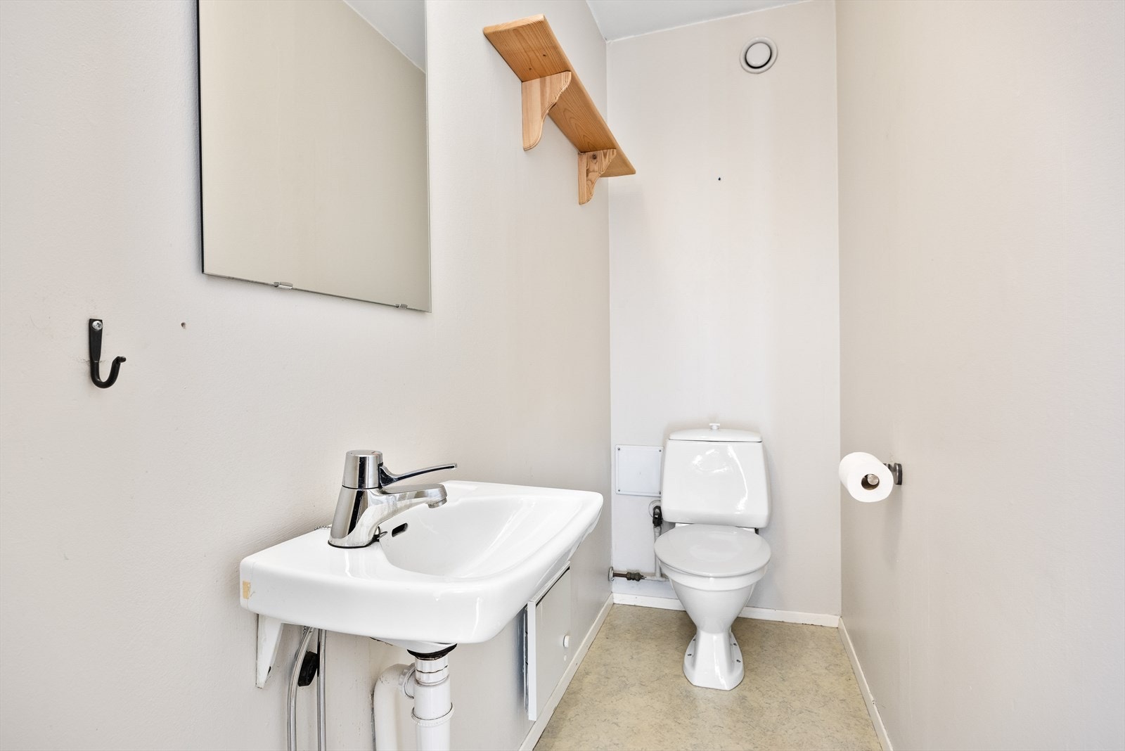 Separat toalettrom med moderniseringsbehov. Galleribilde