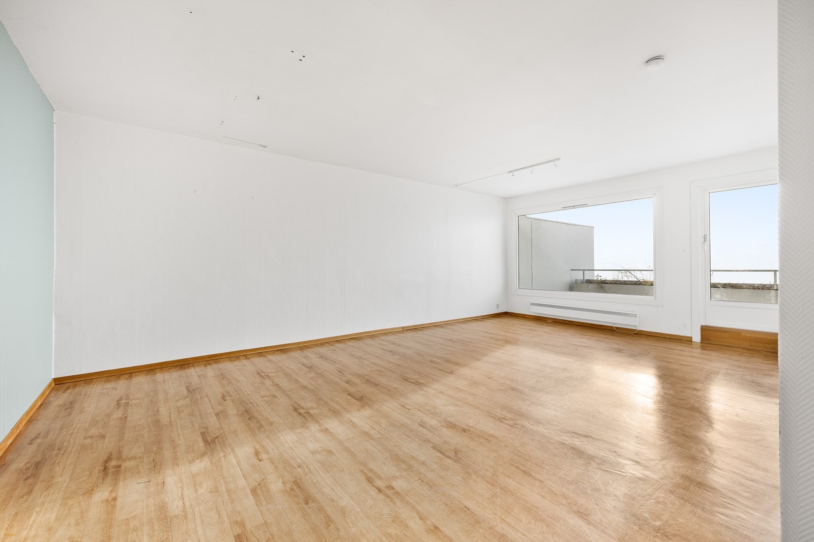 Lyse overflater og romslig stue. Galleribilde