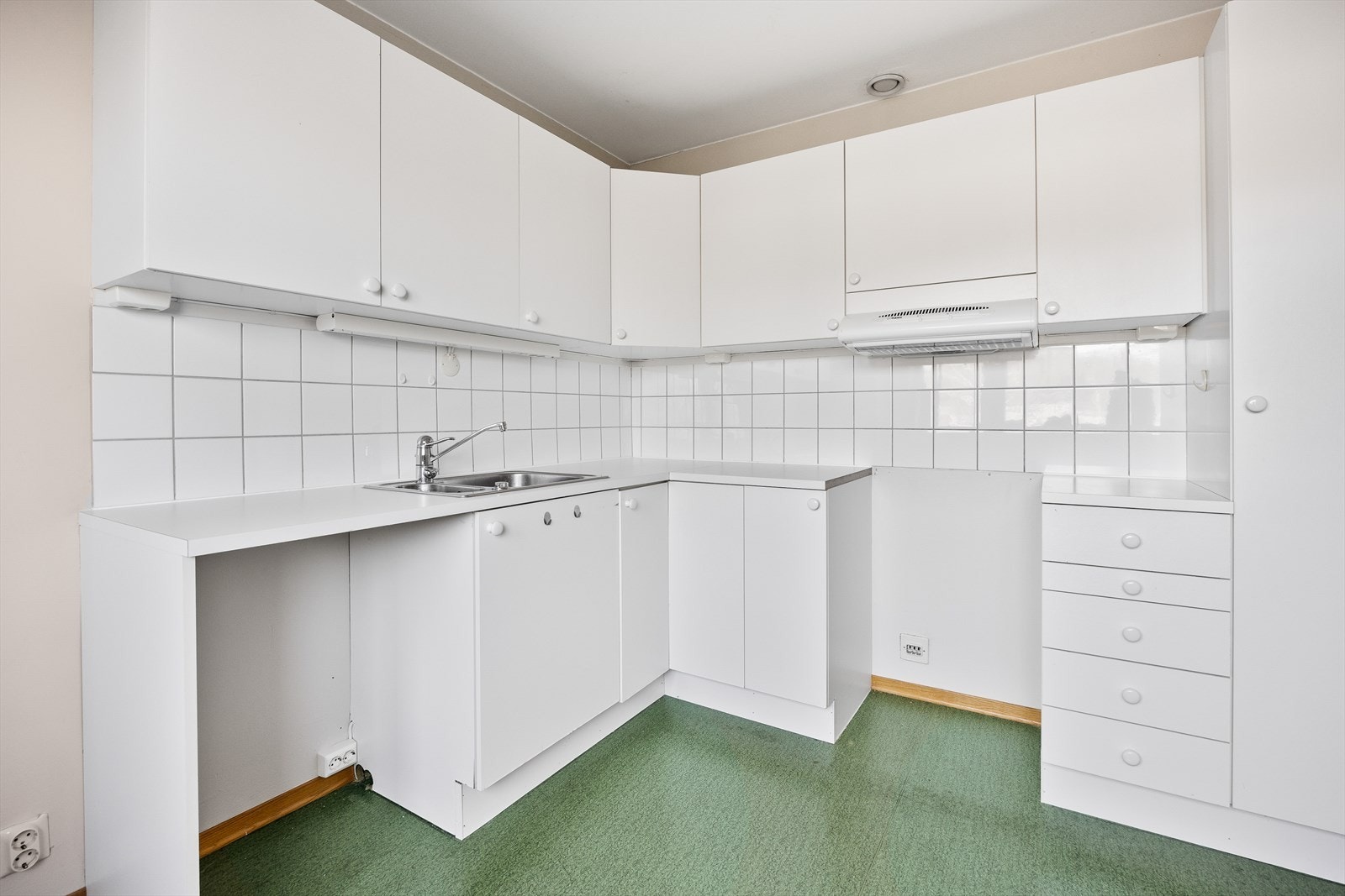 Nøytral innredning og plass til frittstående komfyr og oppvaskmaskin. Galleribilde