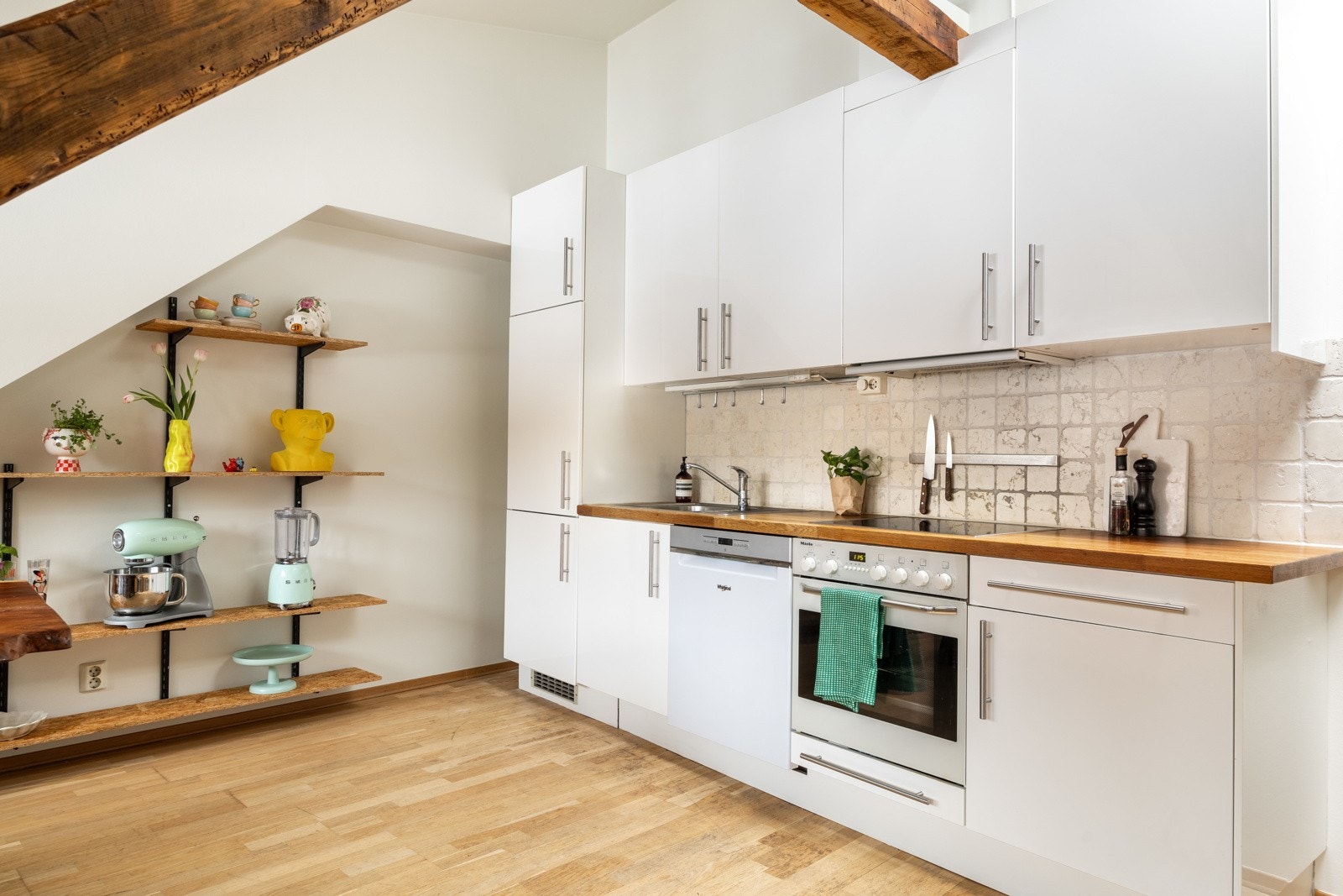 Kjøkkenet har en tidsmessig innredning med glatte fronter. Galleribilde