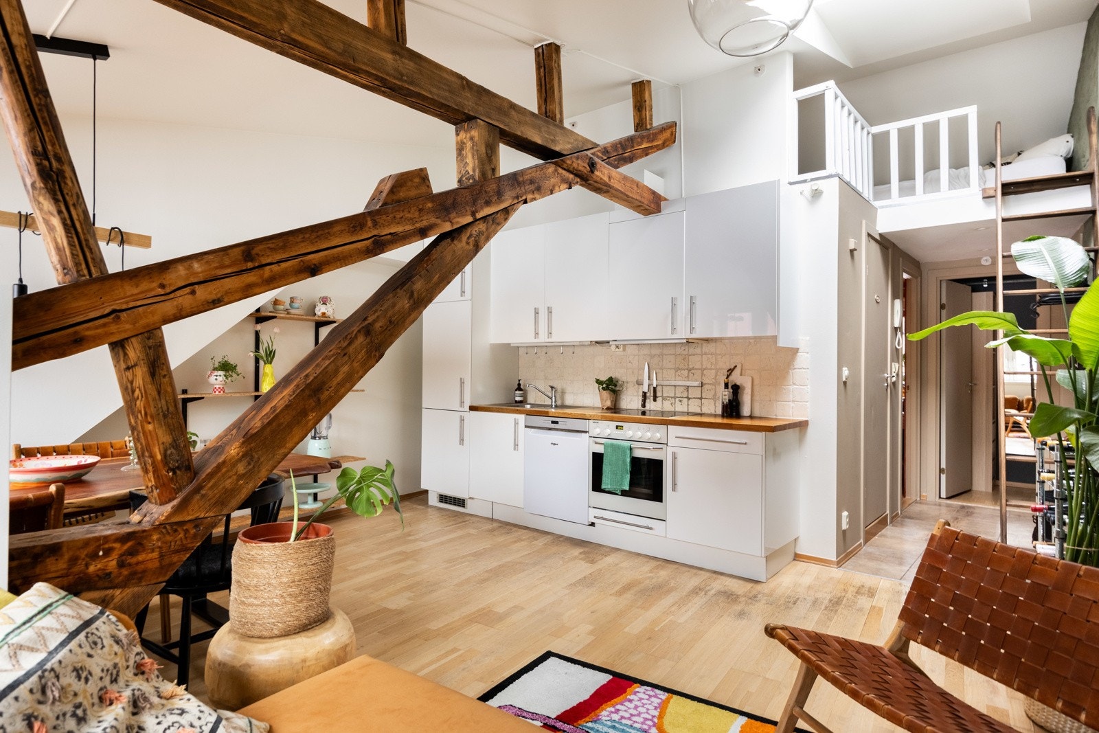 Dette er en spennende toppleilighet over to plan beliggende i byggets 4. etasje. Galleribilde