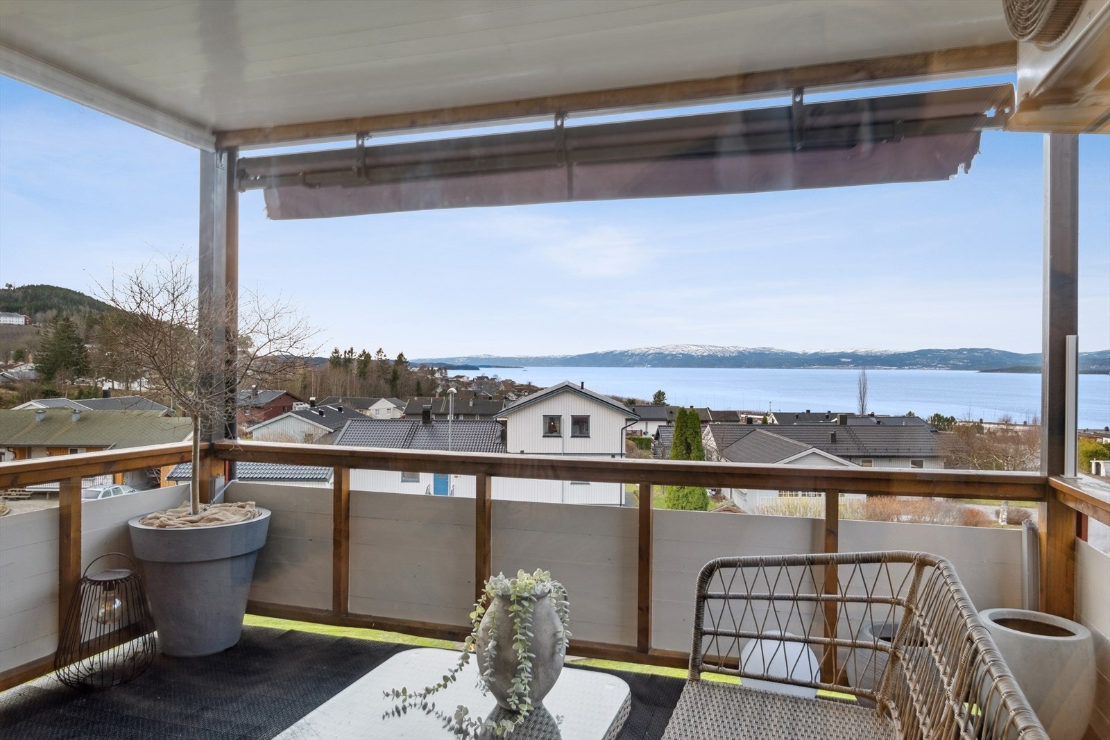 Flott utsikt utover fjorden Galleribilde