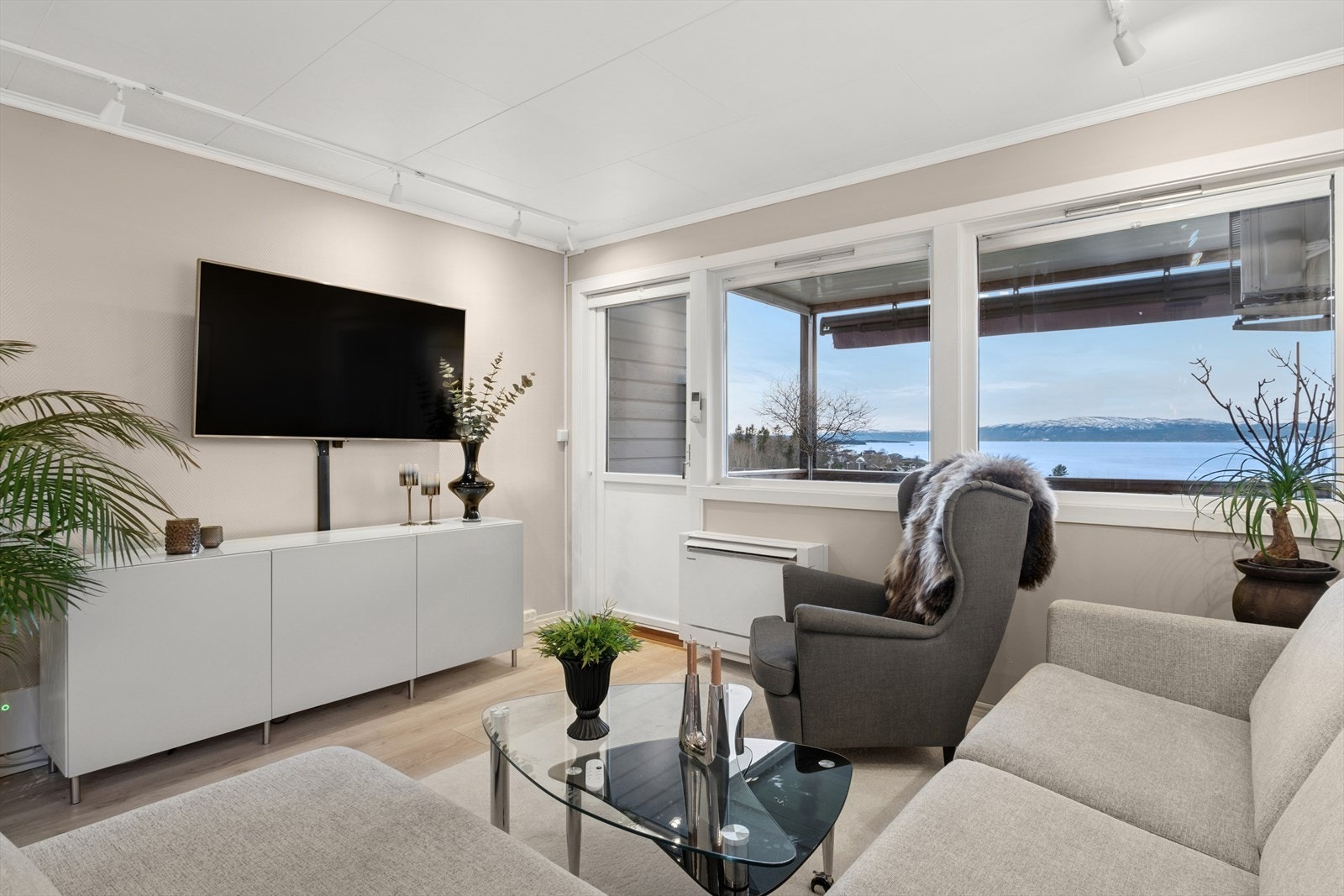 Fra stuen har man flott utsikt mot sjøen og utgang til balkong Galleribilde