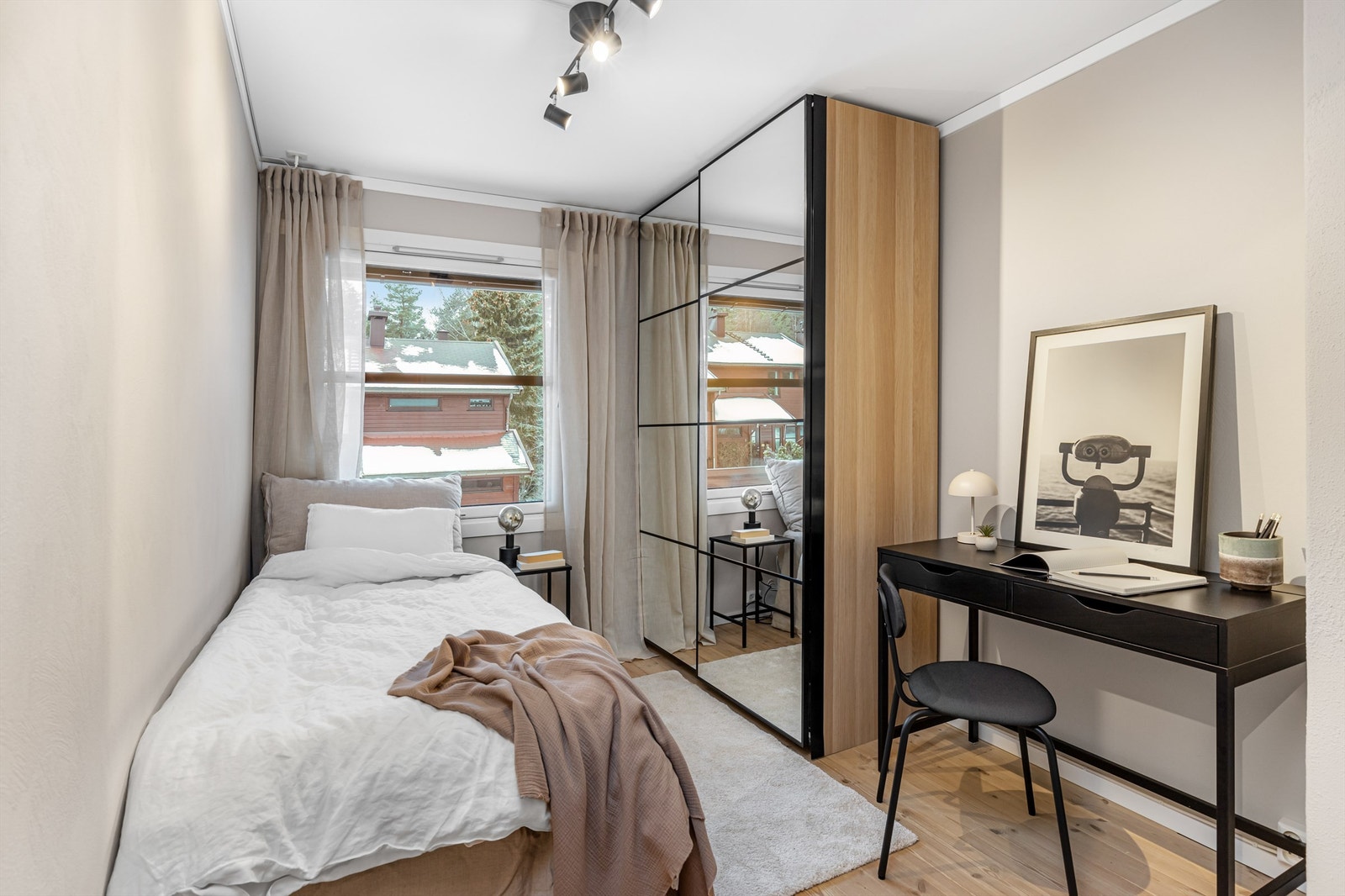 Det andre soverommet er også av god størrelse med plass til seng, nattbord, pult og en skyvedørsgarderobe. Galleribilde