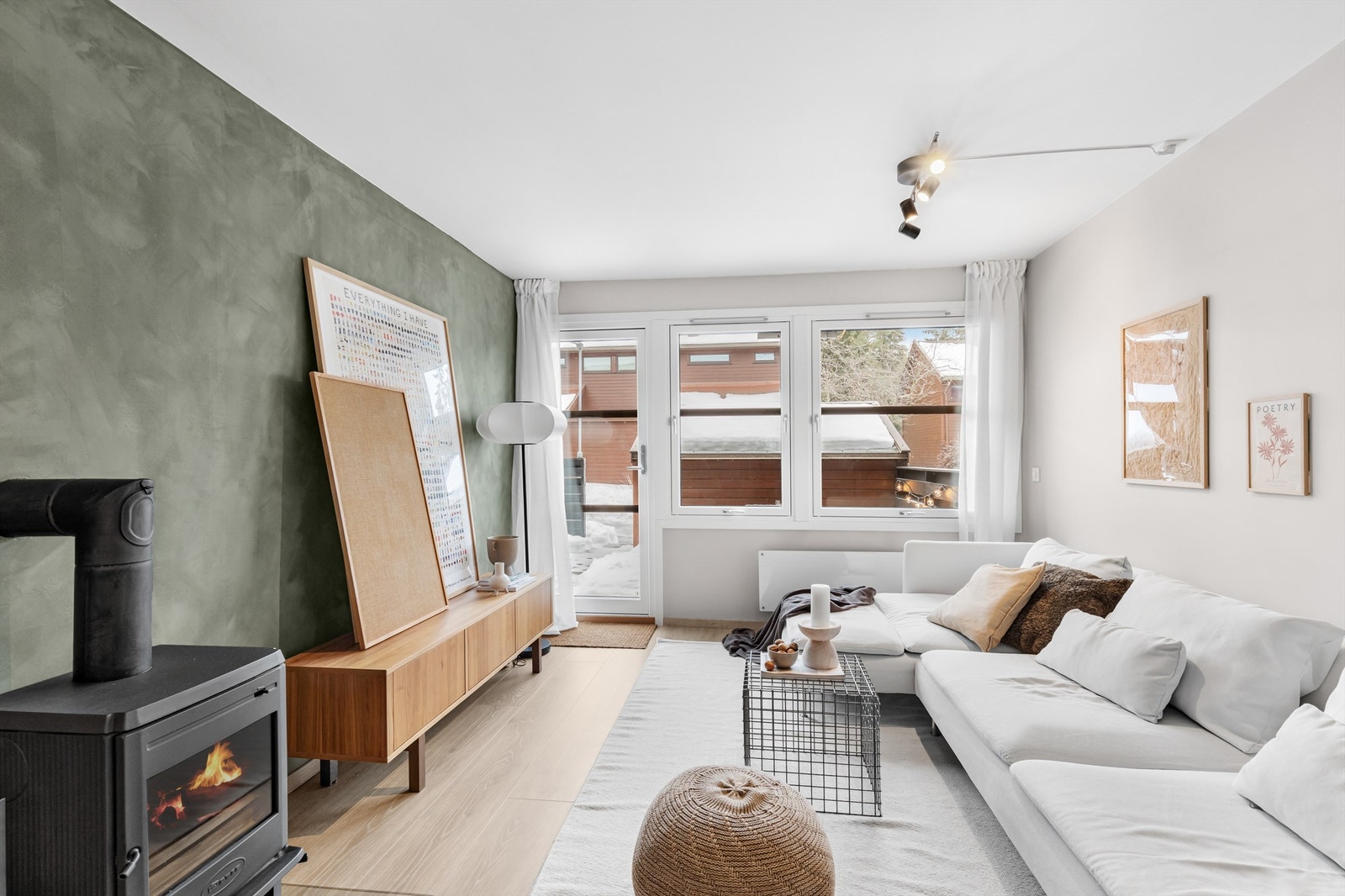 Et familievennlig rekkehus over to plan med solrik uteplass, god planløsning og høy standard! Galleribilde