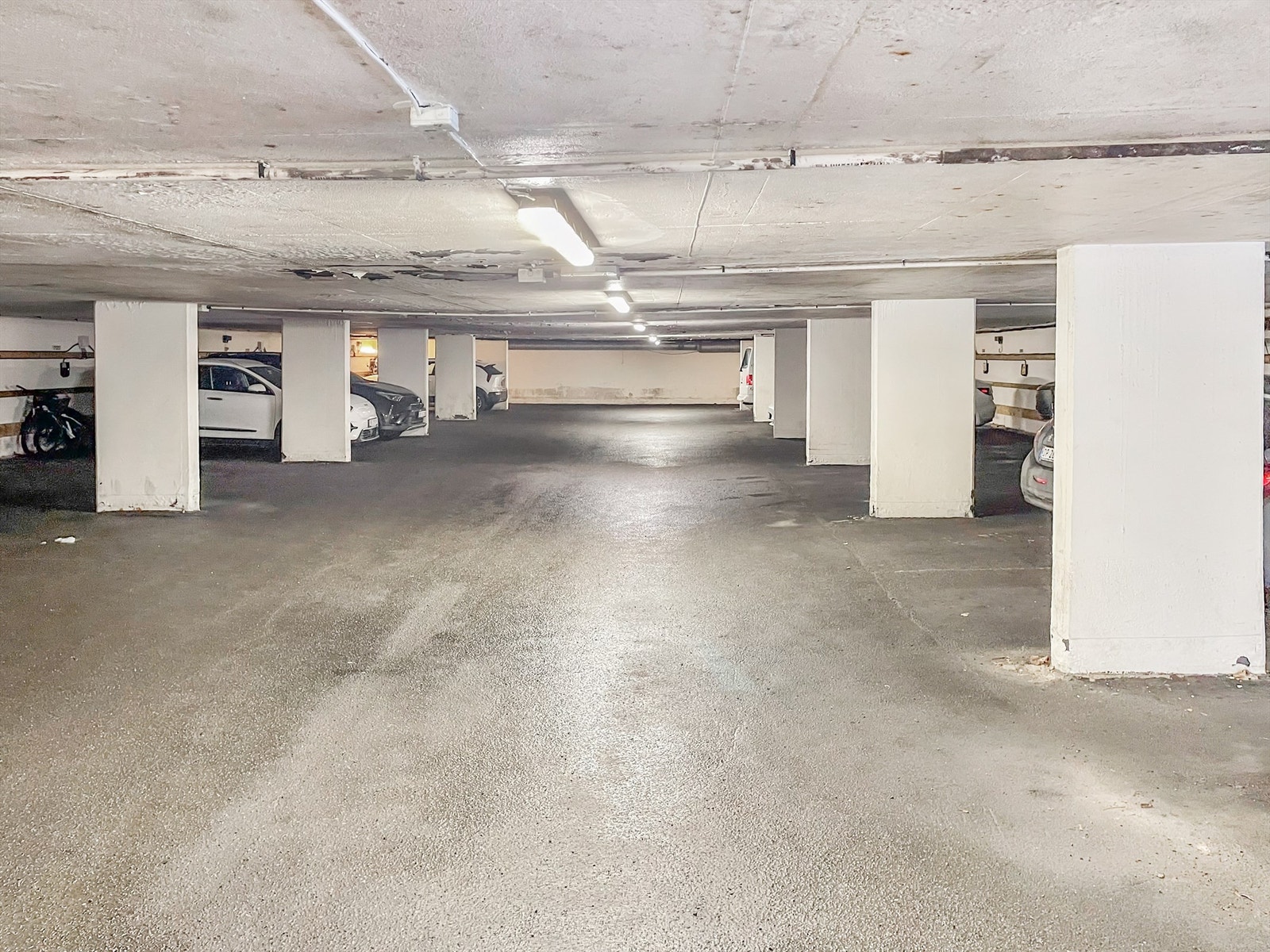 Her får du en egen garasjeplass i parkeringskjeller. Galleribilde