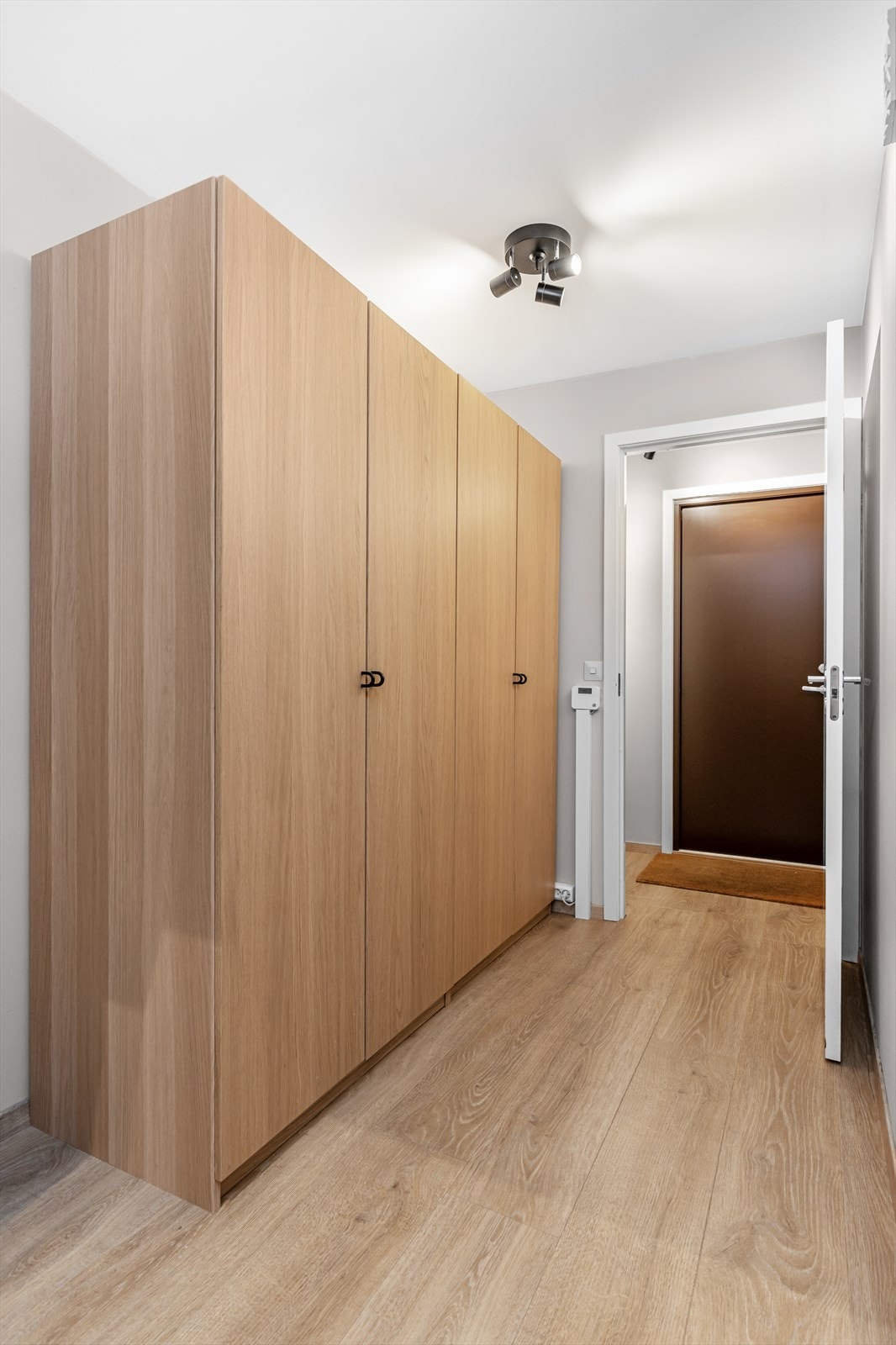 Velkommen inn! Entréen er romslig med god oppbevaringsplass i et stort garderobeskap. Galleribilde