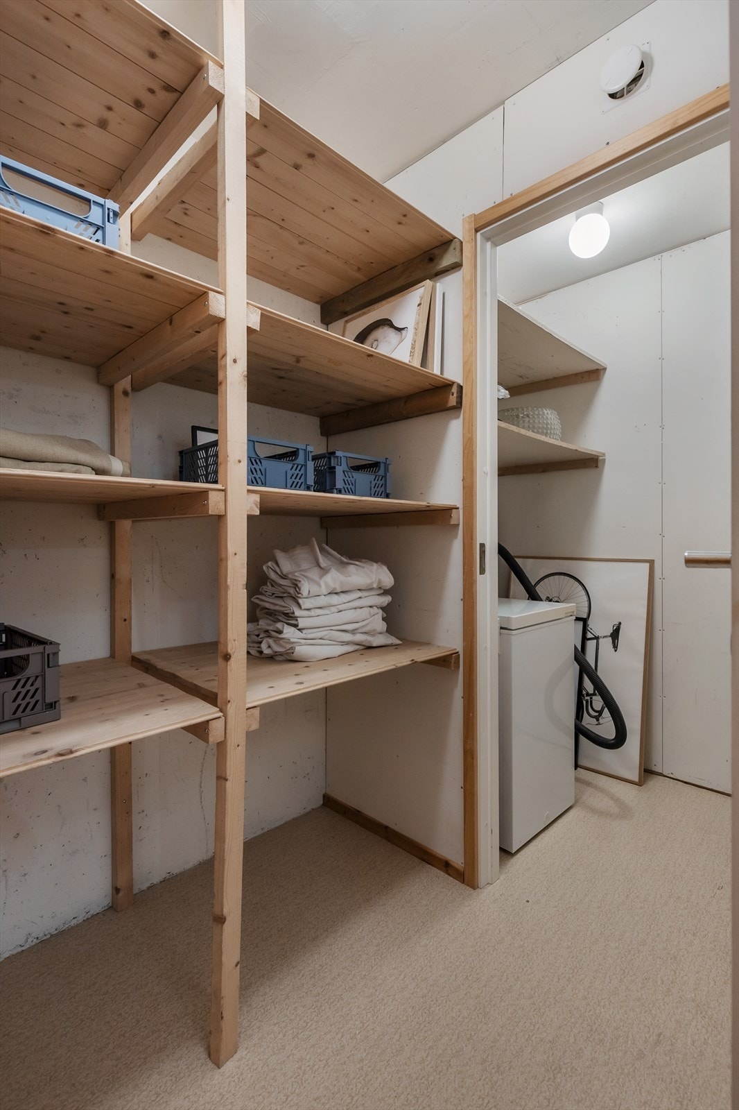 I 2. etasje finner du også en bod med masse oppbevaringsplass. Med installerte hyller kan man enkelt organisere sitt eget system, og oppbevare sesongtøy og annet utstyr. Galleribilde