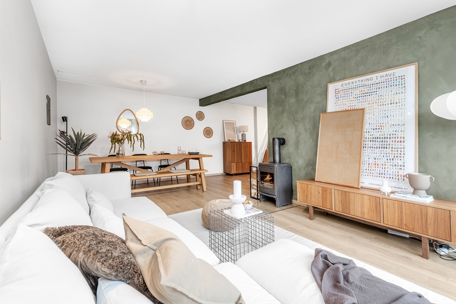 Stuen er romslig med store vindusflater som sørger for rikelig med lysinnslipp og skaper en åpen og luftig romfølelse. Det er lagt varmefolier i gulvene i 1. etasje som sørger for god oppvarming. Galleribilde