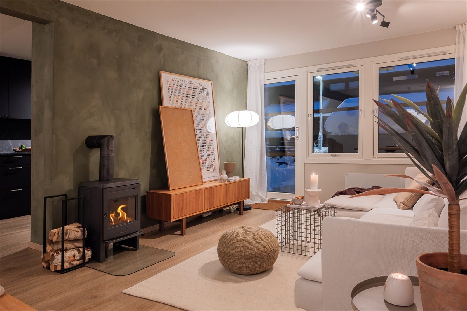 Her er det også god plass til å innrede med sofa, salongbord og TV-seksjon. Galleribilde