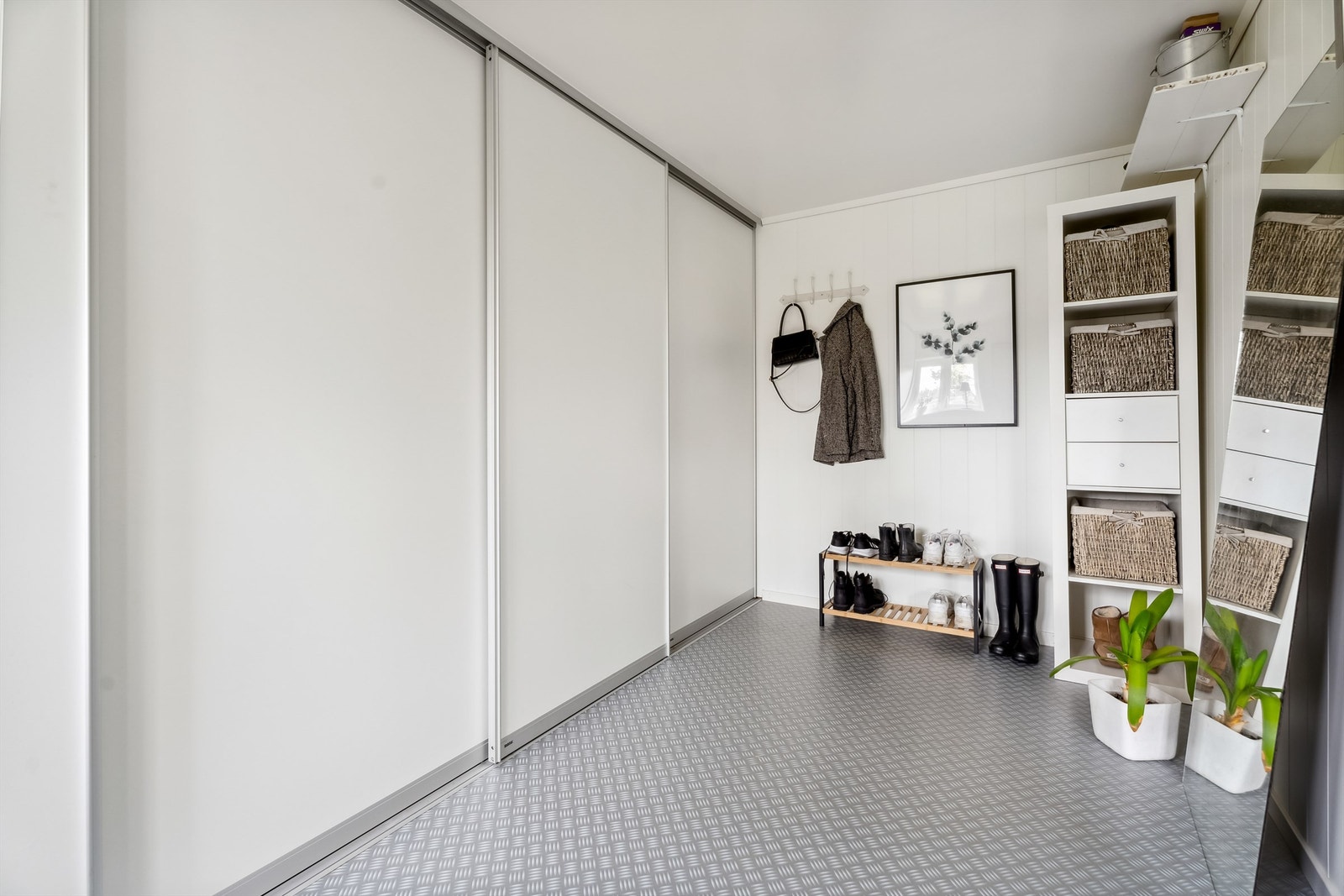 Garderoberom i 1. etasje, like ved entré Galleribilde