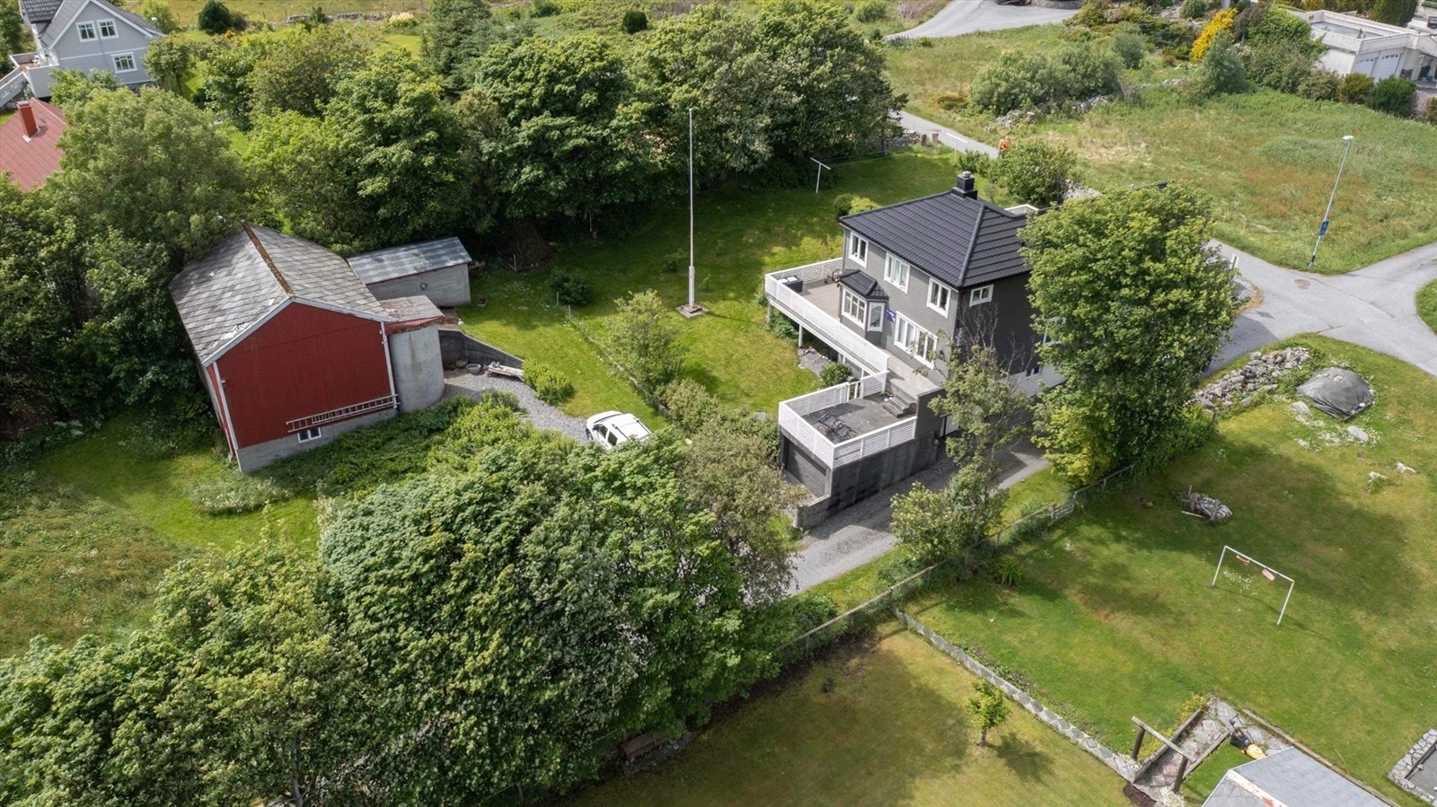 Hus og løe i koselig tun Galleribilde