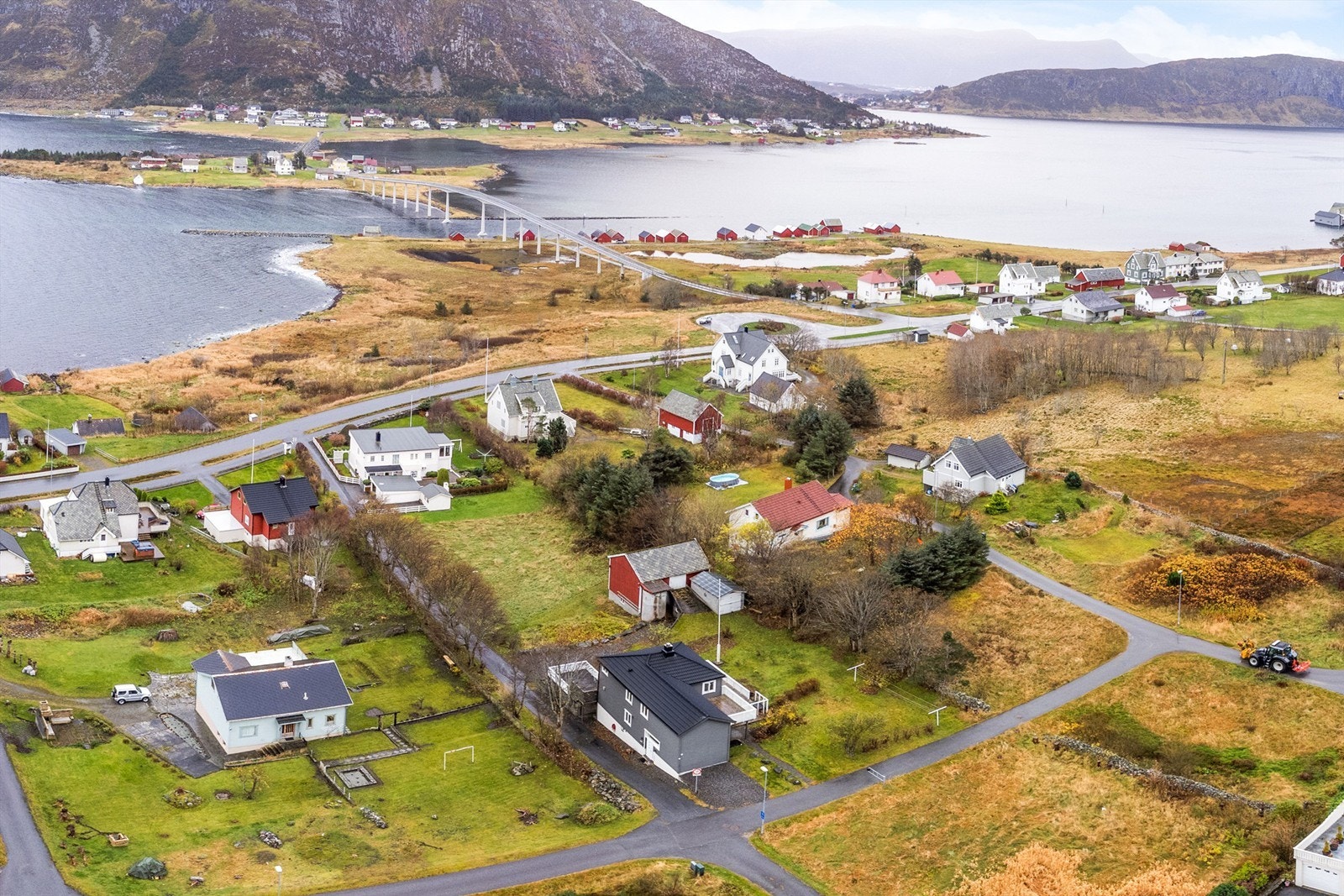 Eiendommen består av to gårds- og bruksnummer, og bebyggelsen består av enebolig, låve og redskapshus Galleribilde