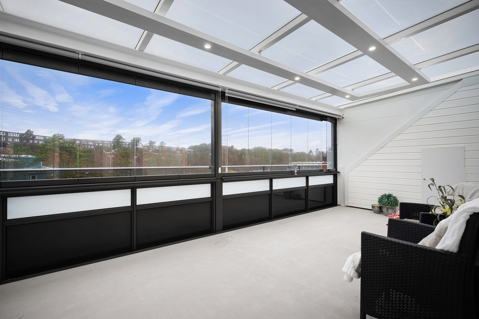 Flott innglasset altan med fin utsikt og gode solforhold Galleribilde