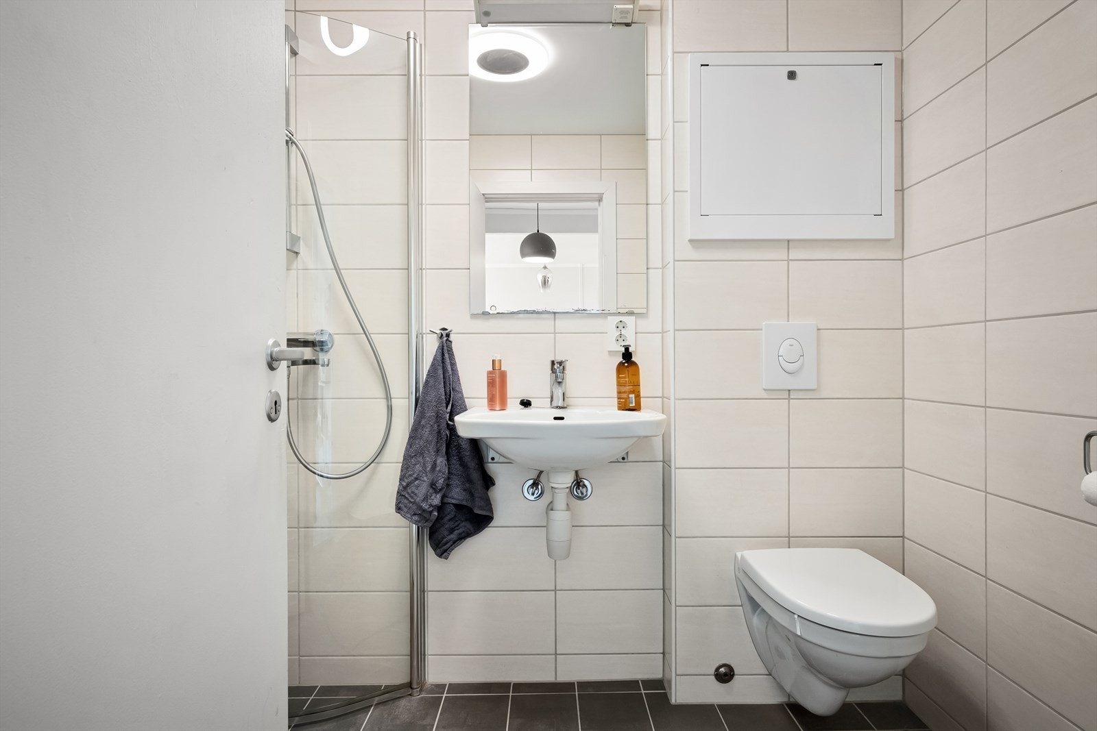 Veggfestet wc, vask, dusjhjørne og opplegg for vaskemaskin Galleribilde