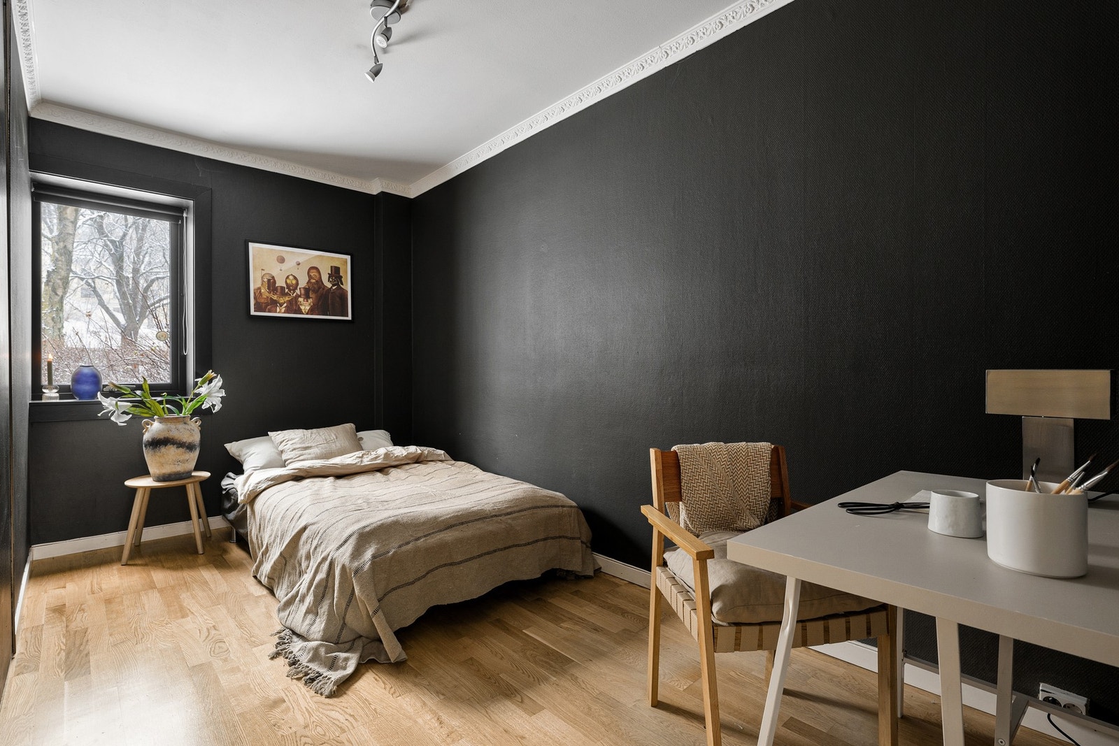 Leiligheten har to gode soverom. Utenfor soverommene er det en frodig forhage. Galleribilde