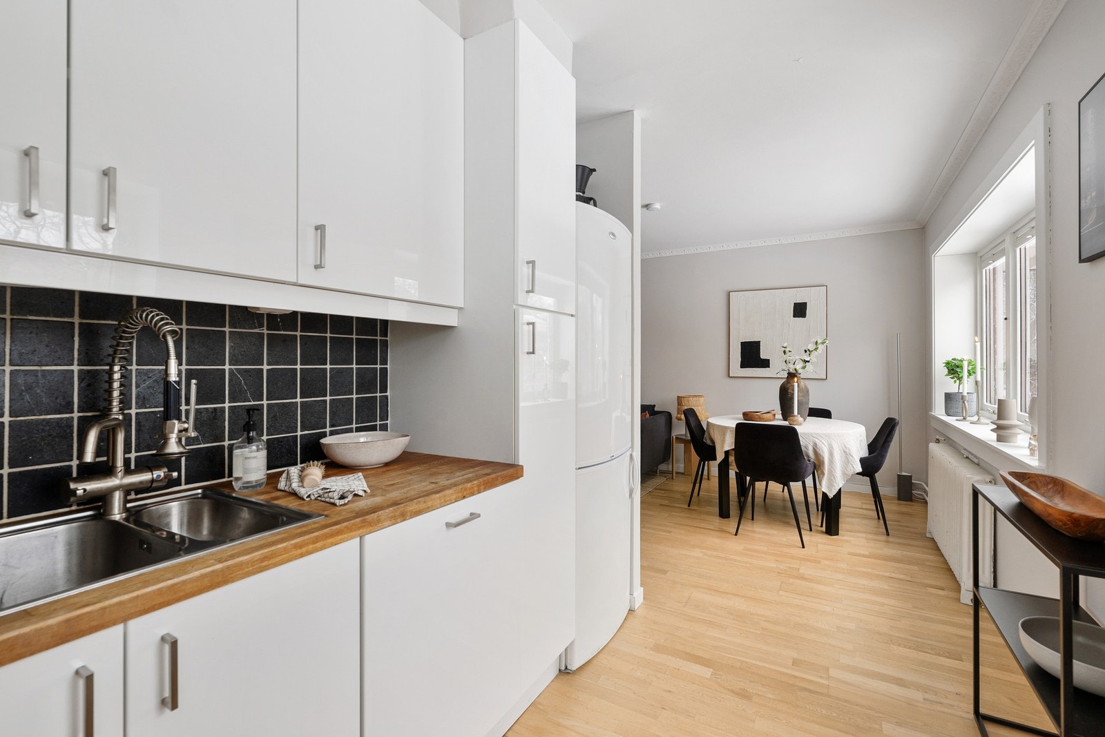 Integrerte hvitevarer som stekeovn, platetopp og oppvaskmaskin, samt avsatt nisje for kjøleskapet. Galleribilde