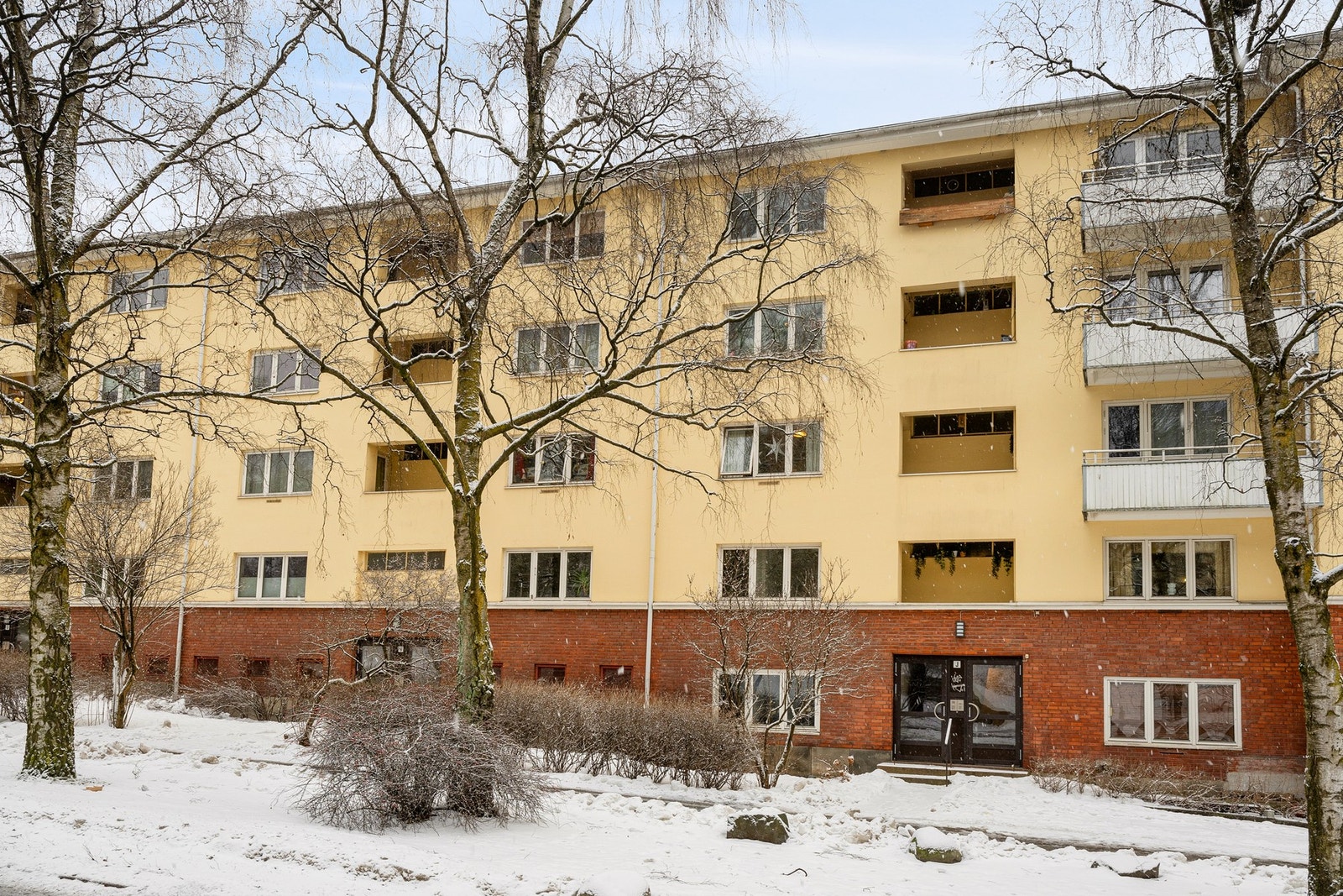 Et ekstra bredt fortau og en frodig forhage skiller borettslaget og Uelands gate. Galleribilde