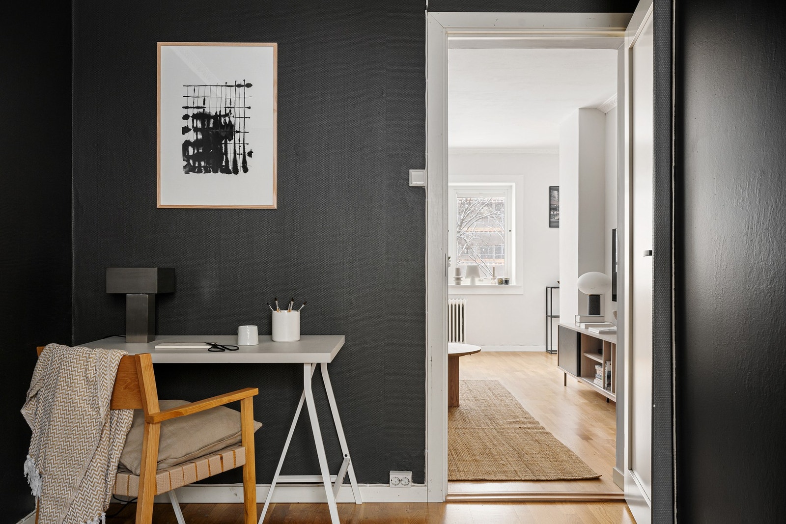 Plass til skrivepult, og på høyre side er det en stor skyvedørsgarderobe. Galleribilde