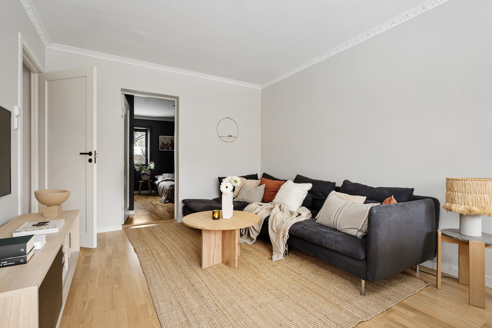 Eikeparkett i stuen og soverommene, mens gangen og badet er flislagt. Galleribilde