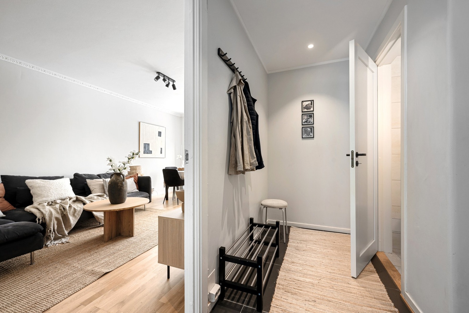 Skjermet og flislagt entrè/ gang med klesoppheng. Galleribilde