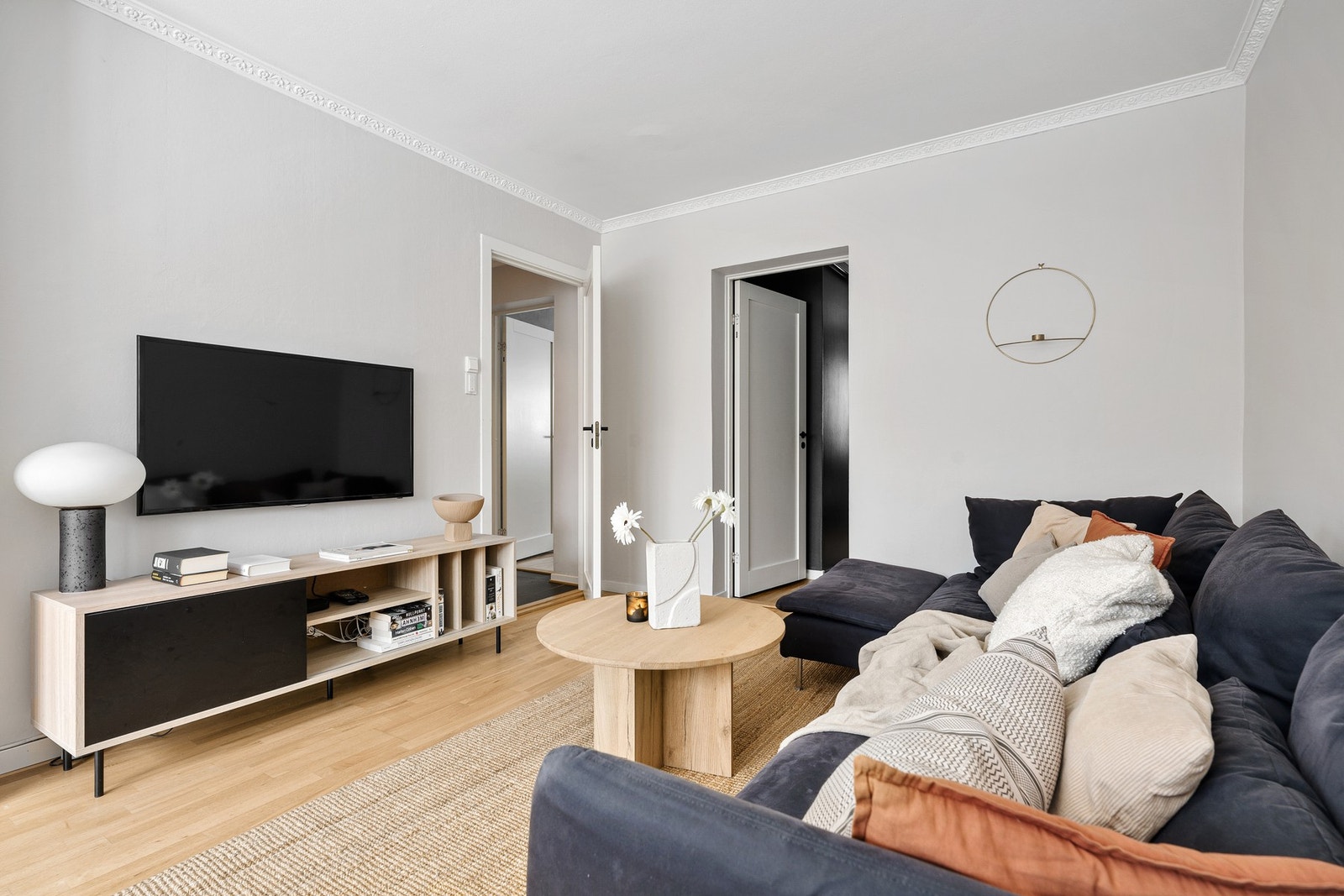 Stuen er malt i januar 2025. Leiligheten varmes opp ved hjelp av radiatorer som er tilknyttet bergvarme. Galleribilde