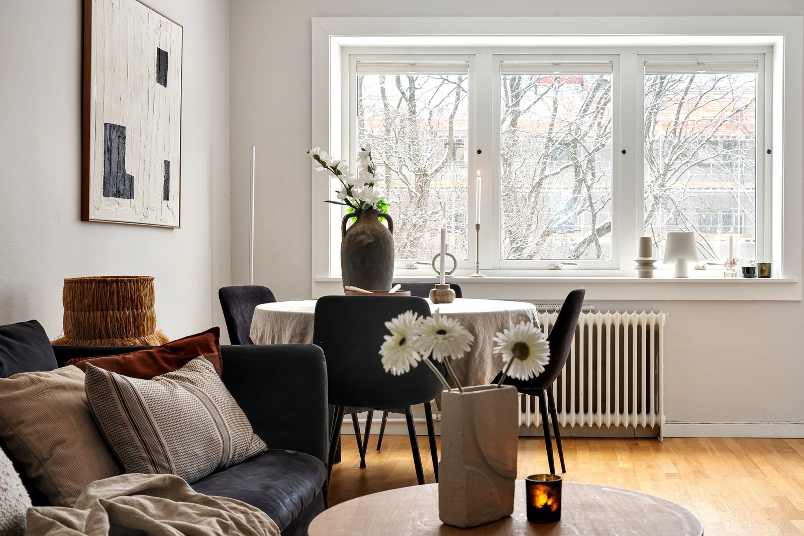 Store vindusflater gir rikelig med naturlig lys inn i leiligheten. Galleribilde