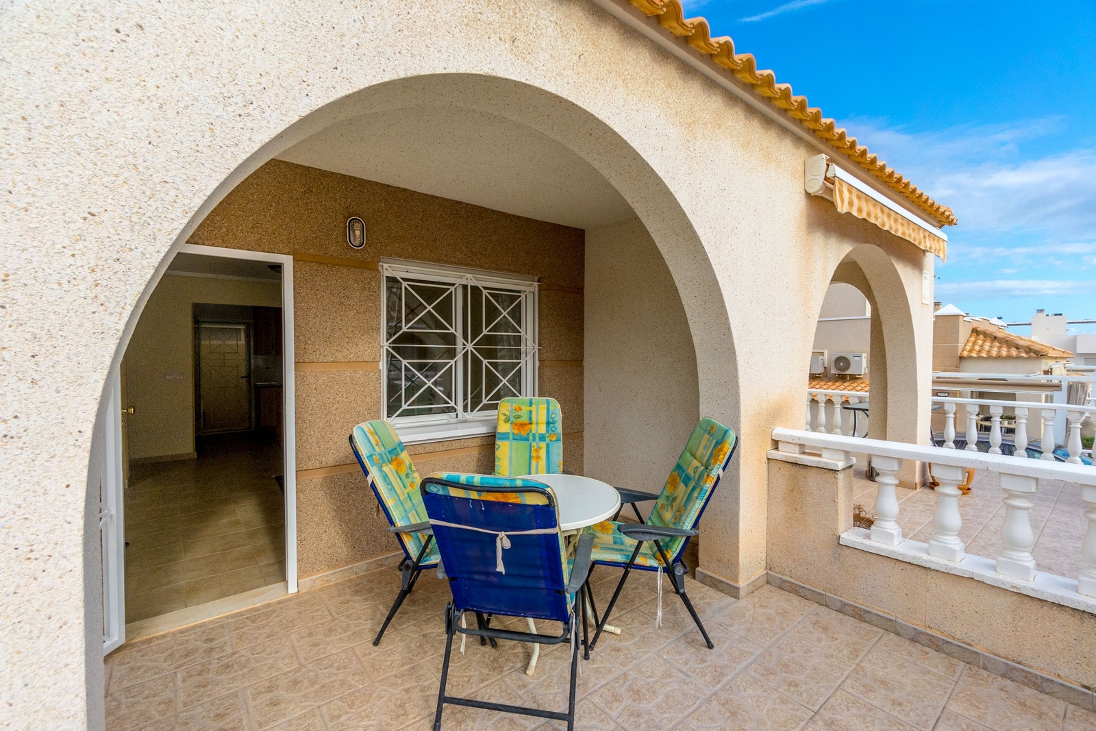 Overbygget terrasse på bakkeplan Galleribilde