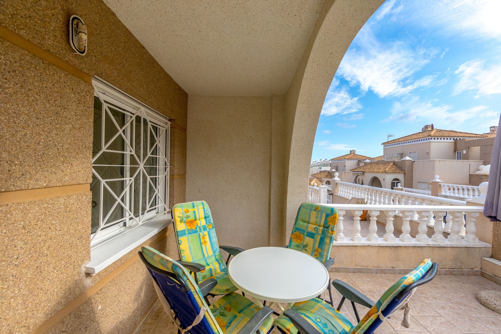 Overbygget terrasse på bakkeplan Galleribilde