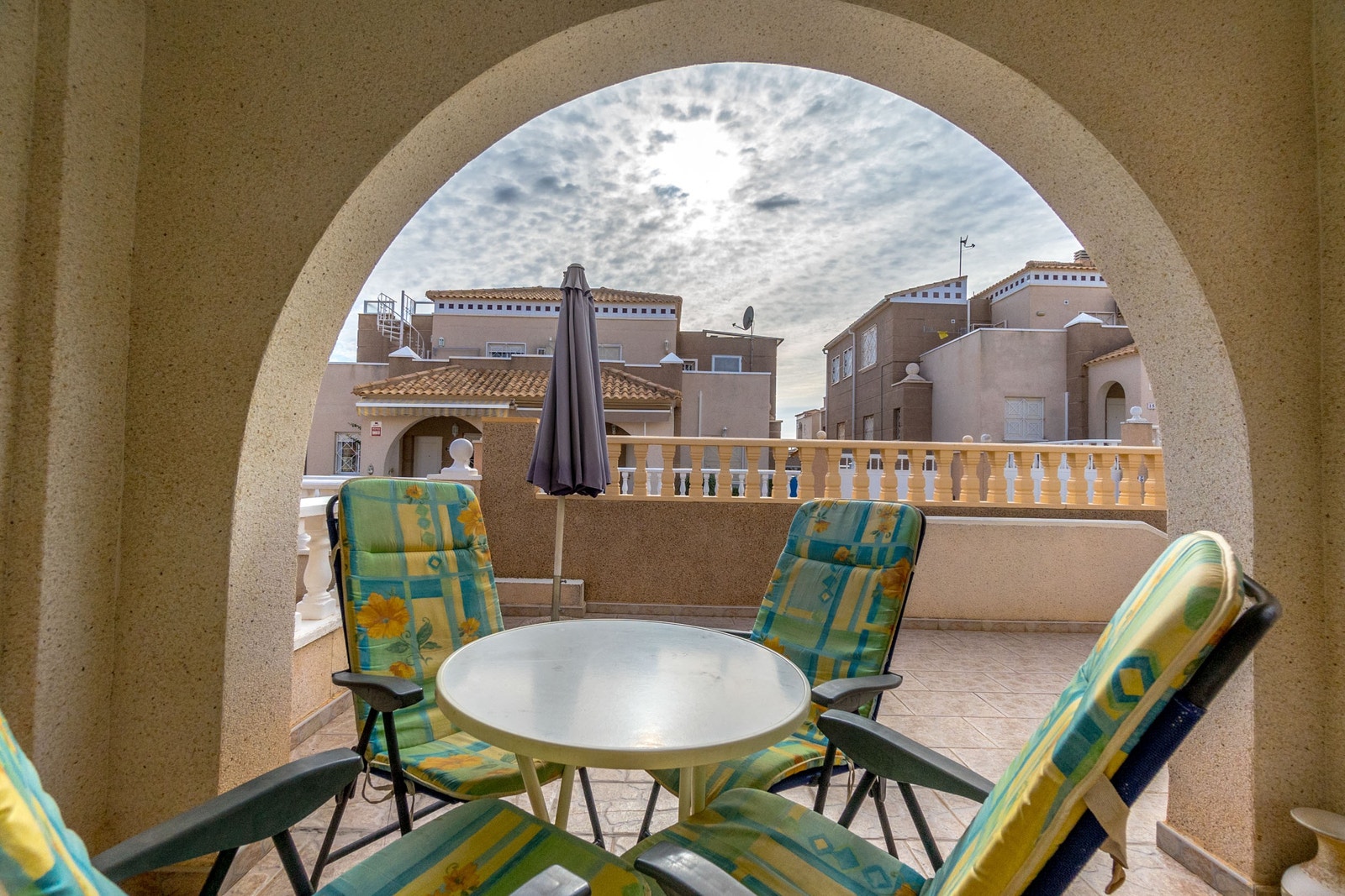 Overbygget terrasse på bakkeplan Galleribilde